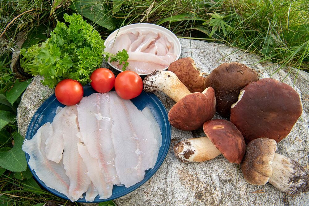  Gaumen- und Augenschmaus zugleich. Die Slow Food-Variante mit selbstgefangenem Fisch und Steinpilzen ist zeitaufwändig, aber ein kulinarisches Highlight.  