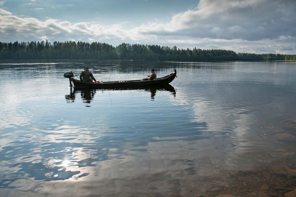  Der Oulujöki beherbergt grosse Forellen. Die Chancen im Sommer sind vom schlanken Flussboot aus besser. Das sieht übrigens wackliger aus, als es ist.  
