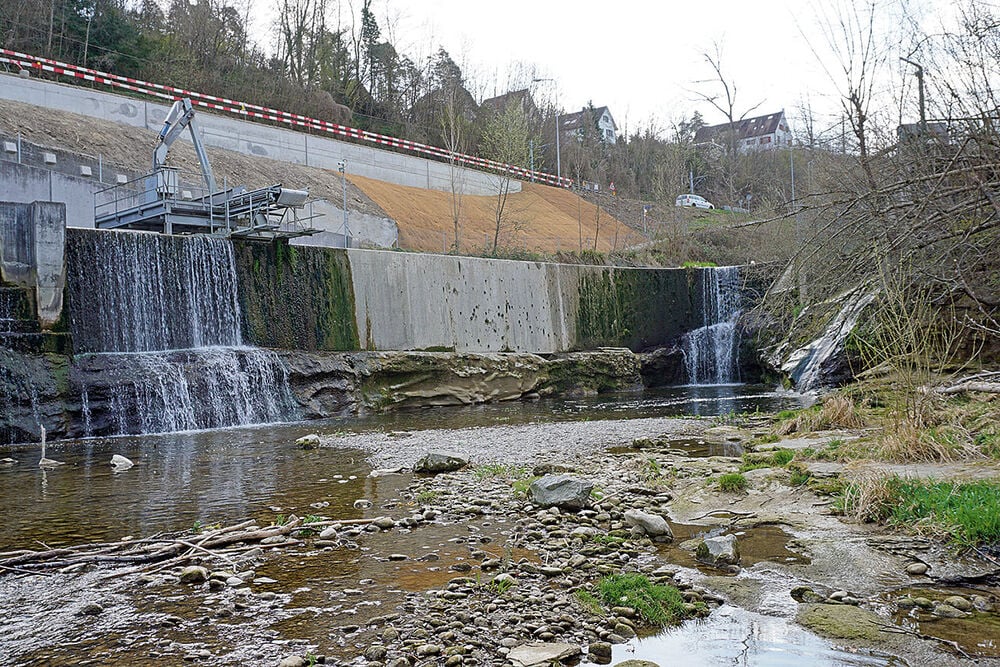  Da die Kraftwerkanlage beim «Königswuhr» in einen ehemaligen Wasserfall hineingebaut wurde, soll die «natürliche Schranke» nicht saniert werden.  