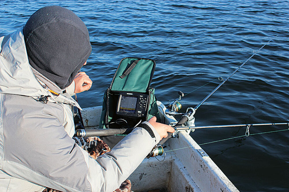  Beim Vertikalfischen wird der Köder direkt neben dem Boot geführt. In den Wintermonaten empfiehlt sich eine langsame Köderpräsentation.  