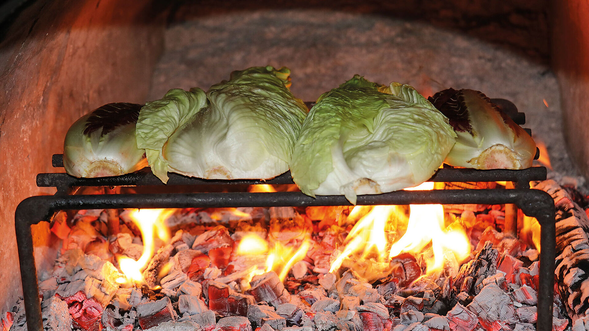 Geräucherte Forellenfilets auf grilliertem Salat