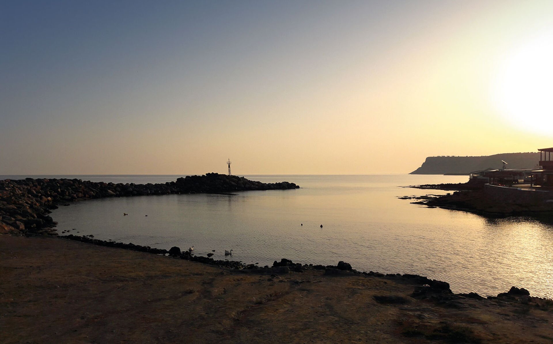  Keine Menschenseele weit und breit und die ganze Hafeneinfahrt in herrlicher Sonnenaufgangsstimmung für mich alleine: So gute Bedingungen sind am Mittelmeer eine Seltenheit.  