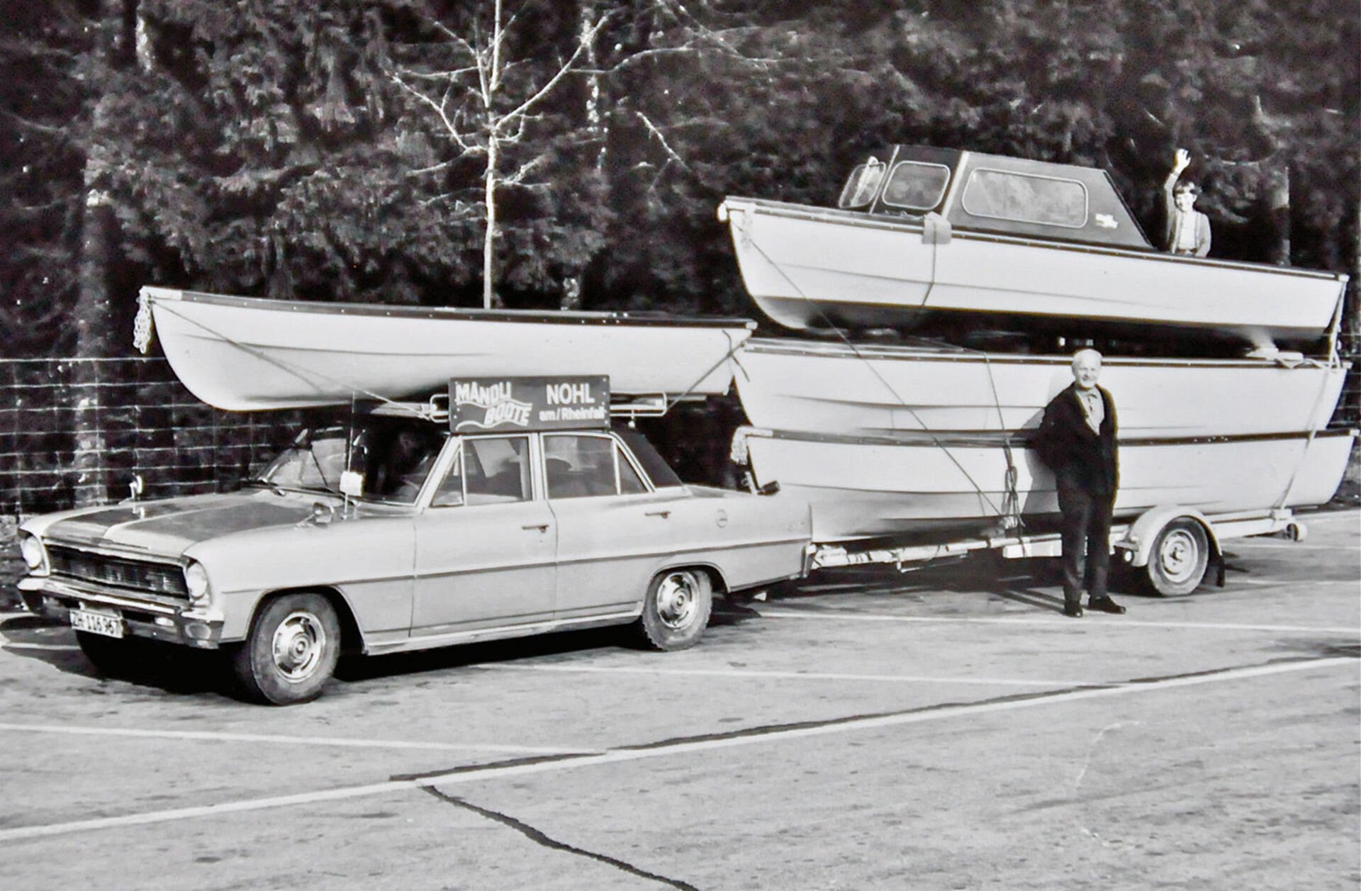  Die Auslieferung der Boote ist jeweils ein abwechslungsreicher Reisetag zu den Kunden an den verschiedenen Schweizer Seen, 1964 noch mit abenteuerlichem Gefährt.  