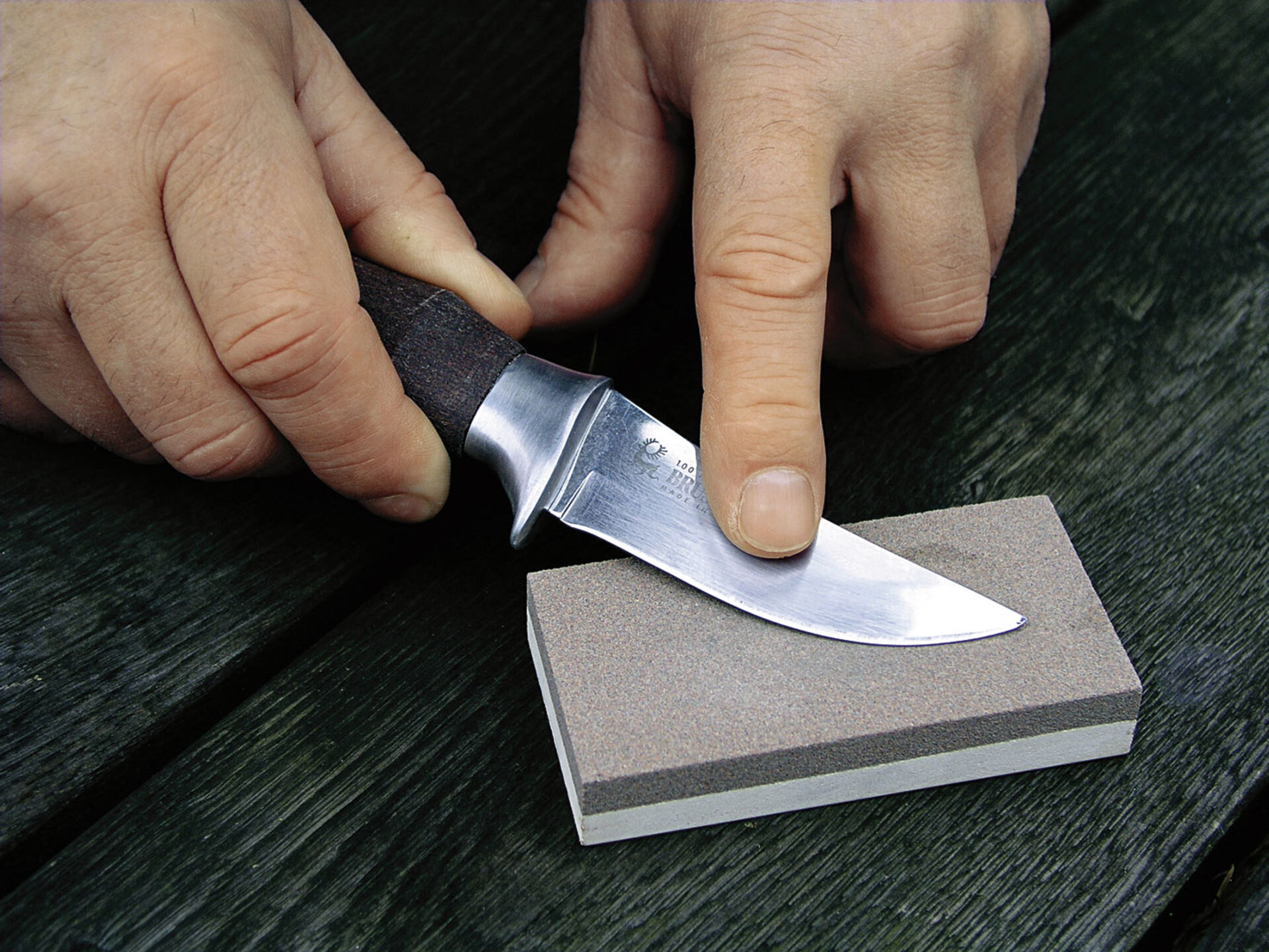 Das Messer sollte man in Form einer Acht bewegen – zunächst auf rauem Stein, dann auf feinkörniger Fläche. Der abgebildete Stein bietet beides.  