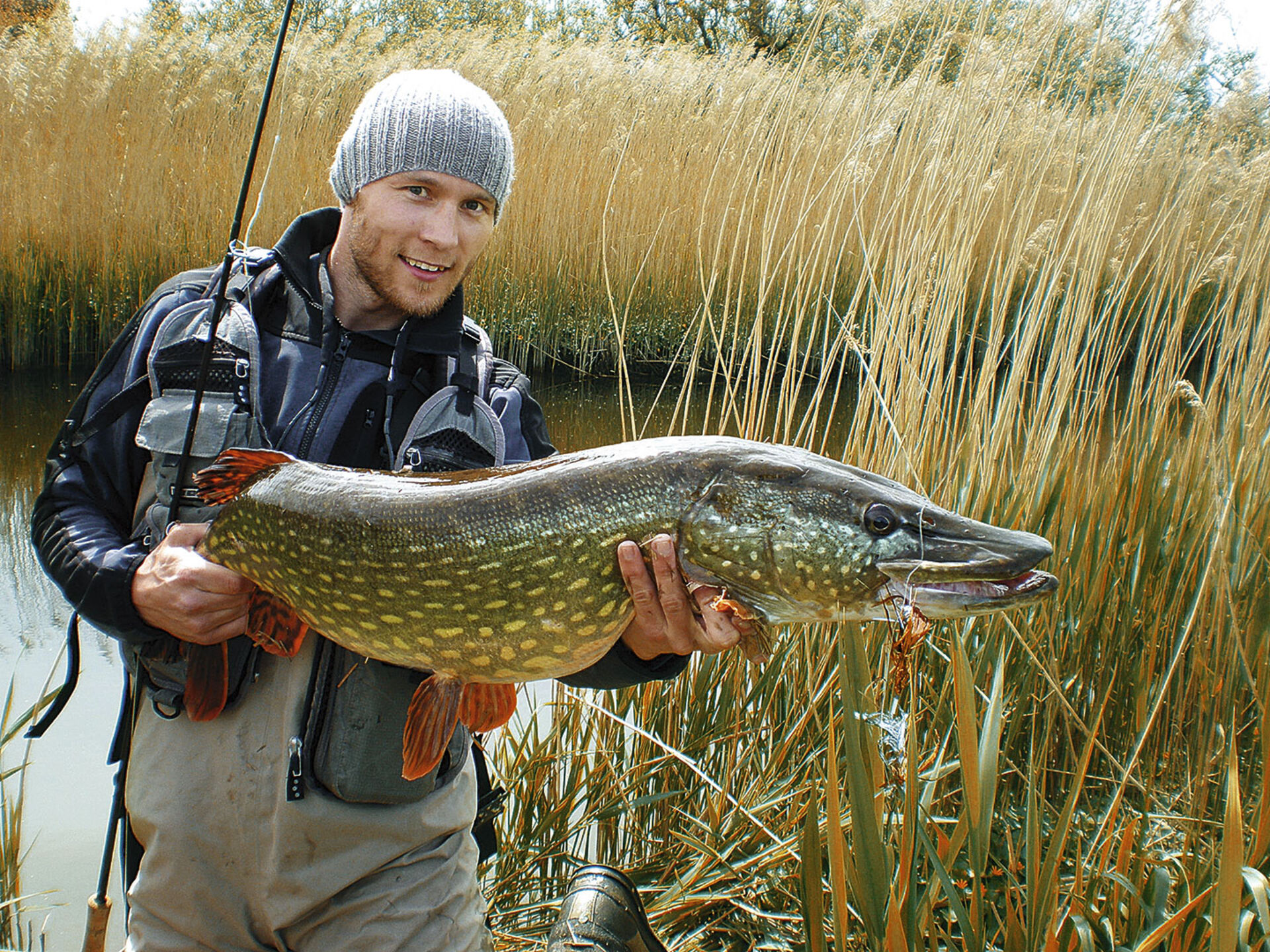  Rasmus Ovesen empfiehlt beim Streamerfischen auf Winterhechte eine abwechslungsreiche Köderführung.  
