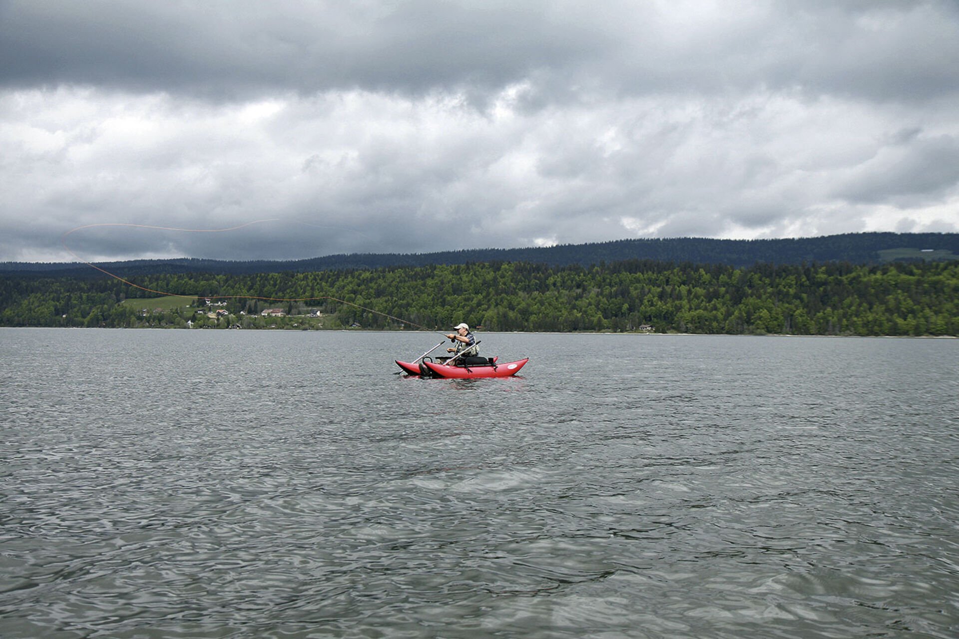  Auch während der warmen Jahreszeit hat der Lac de Joux fischereiliche Reize zu bieten. Mit der Fliege fängt man im Frühling Seeforellen und im Sommer Hechte und Egli. Nebst Wanderbooten sind auch Kanus, Kajaks, Belly- und Pontoonboote erlaubt.  
