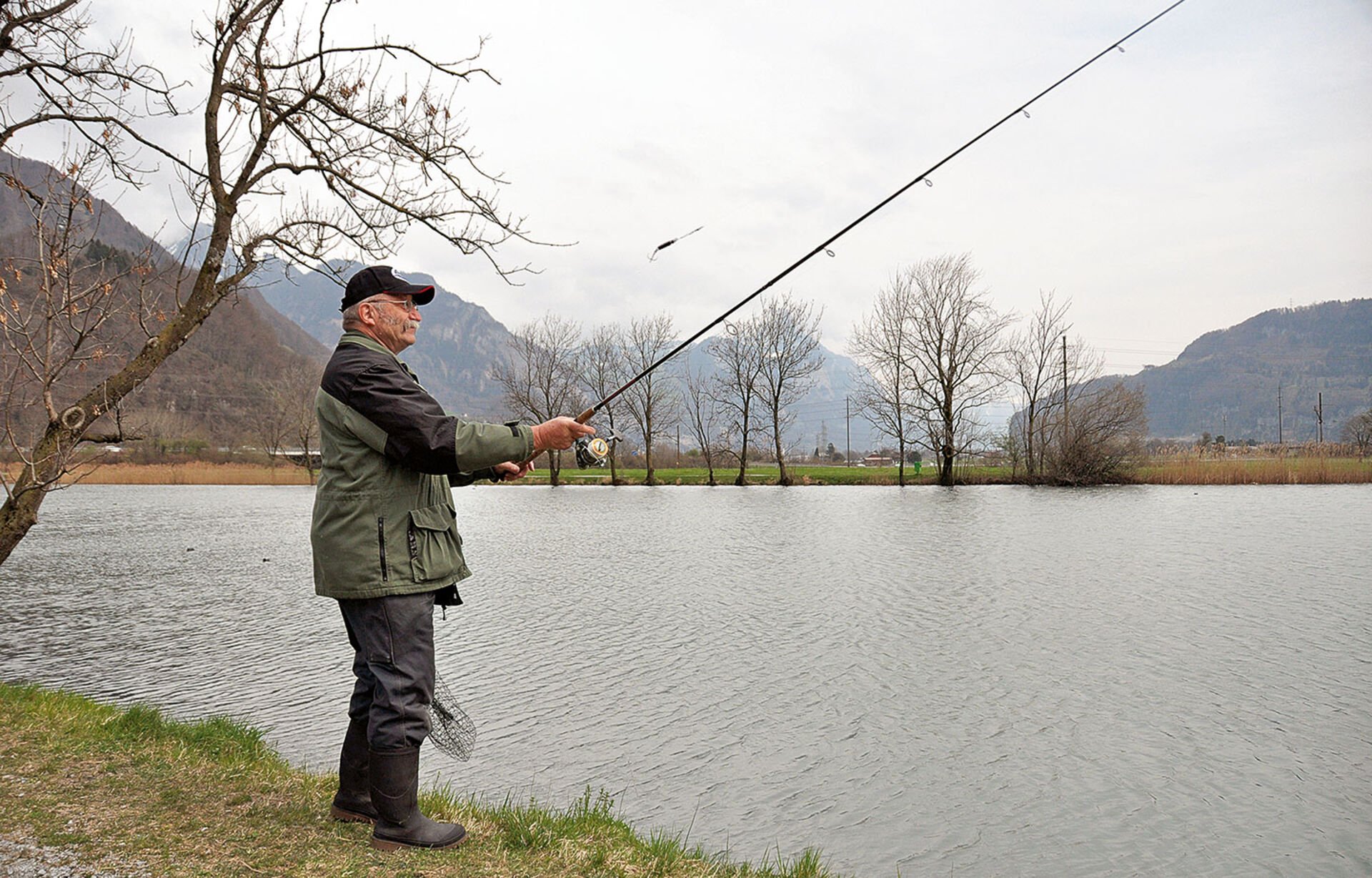  Auch der zurücktretende Kantonal­präsident Bruno Denzler findet am Forellen-Saisonstart Zeit, ans Wasser zu gehen.  