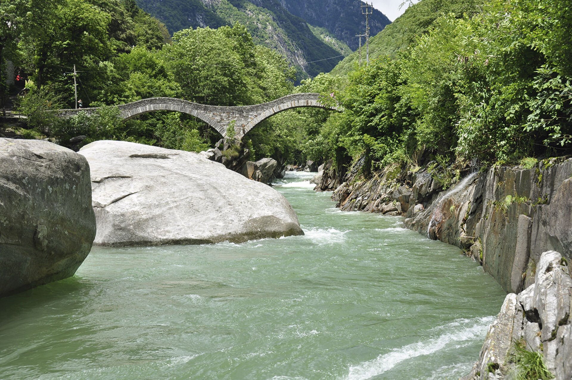  Der Name Verzasca leitet sich her aus dem italienischen «verde» und «acqua»: Wie flüssige Jade schäumt das magisch helle Grün unter der Doppelbrücke Ponte dei Salti bei Lavertezzo hindurch.  