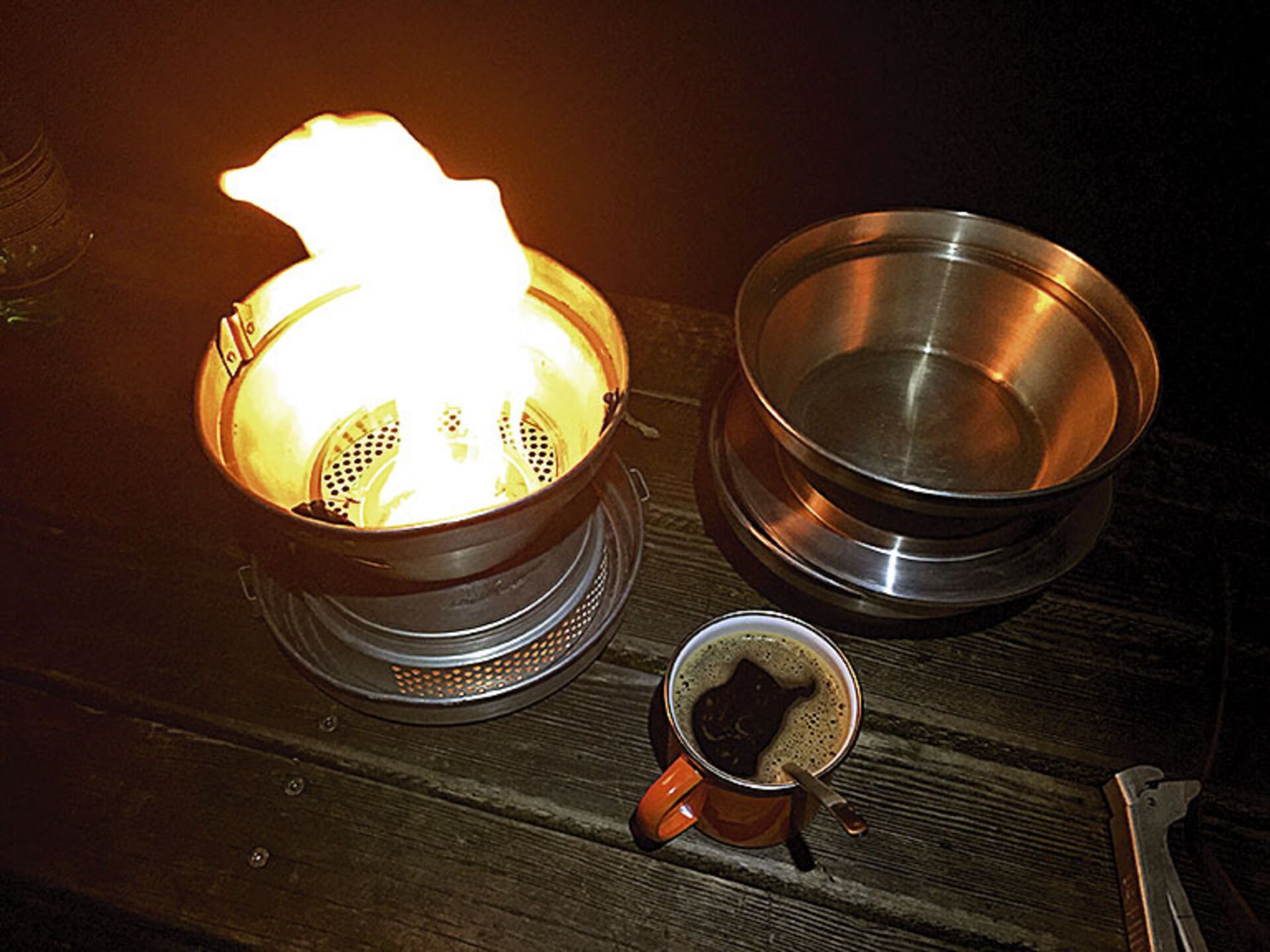  Auf einem alten Militärkocher wird das Wasser für den Kaffee erhitzt.  