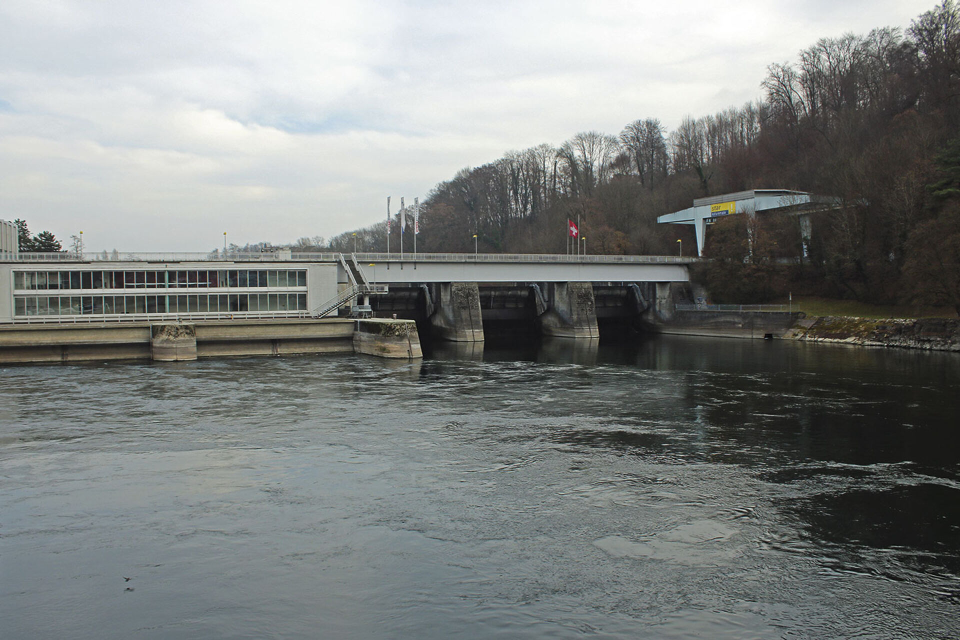  Hier schaffen es nur wenige Aale lebendig durch: Das Kraftwerk Schaffhausen.  