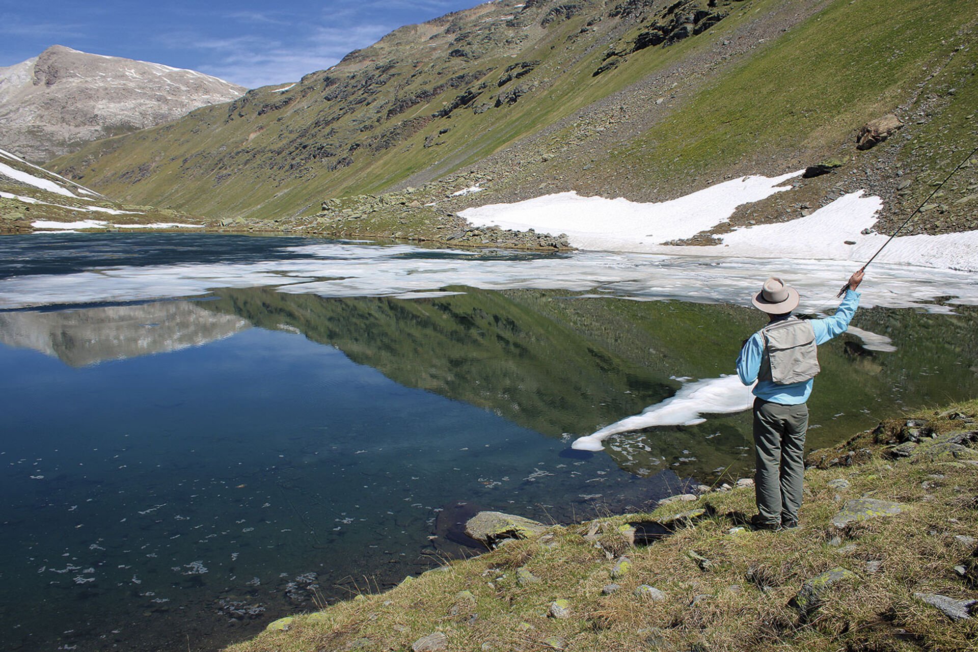  Auf über 2600 Meter über Meer sind drei Viertel des Lago di Minor noch von Eis bedeckt. Nichts als herrlich, hier zu fischen!  