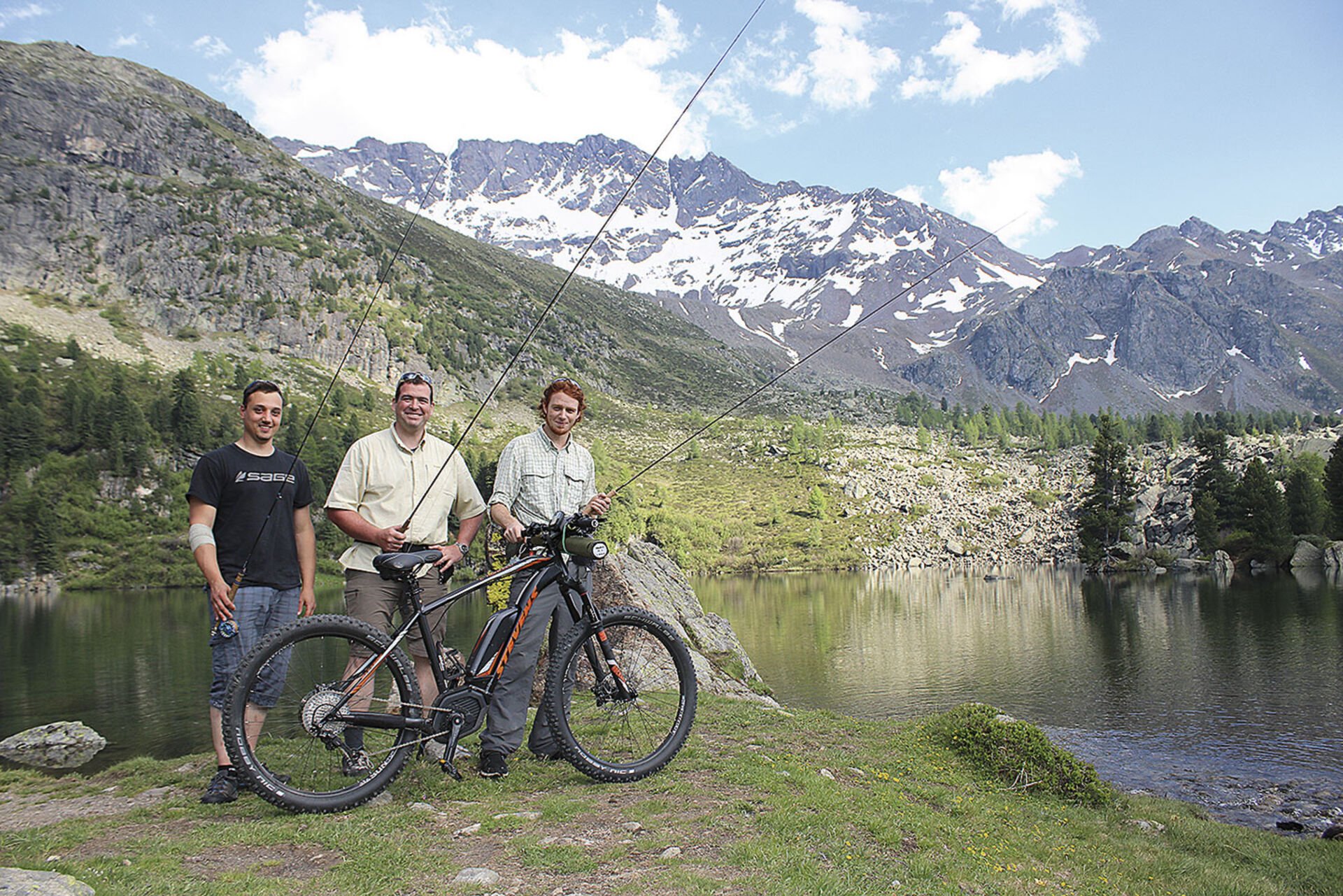  Premiere mit E-Bike und Fliege am Lago di Saoseo (vl.): Michele Iseppi, Flavio Lardi und Fabrizio Sala.  