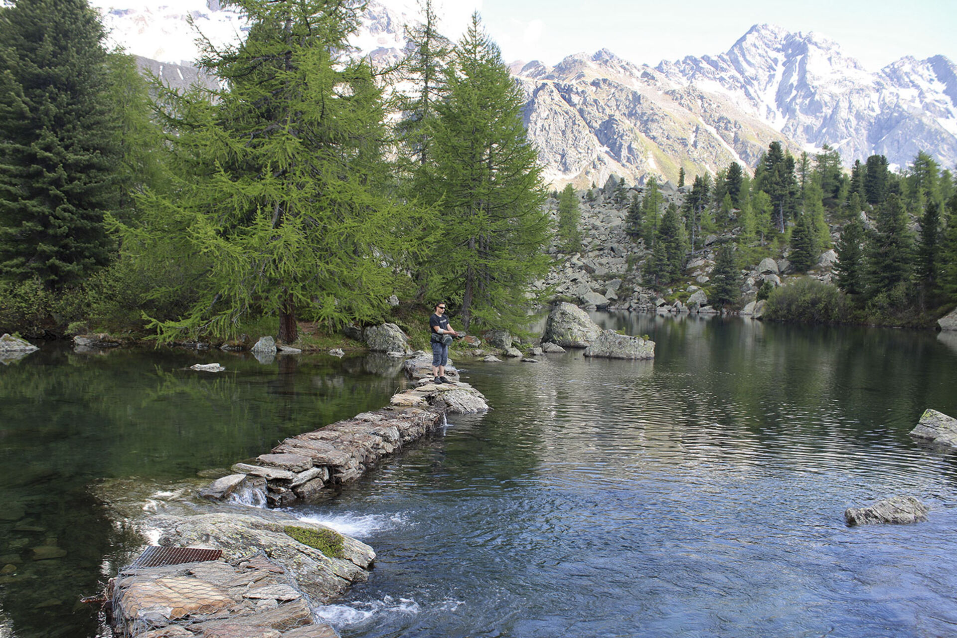  Malerische Umgebung, während im glasklaren Wasser die Fische beobachtet und gezielt angeworfen werden können: Lago di Saoseo.  
