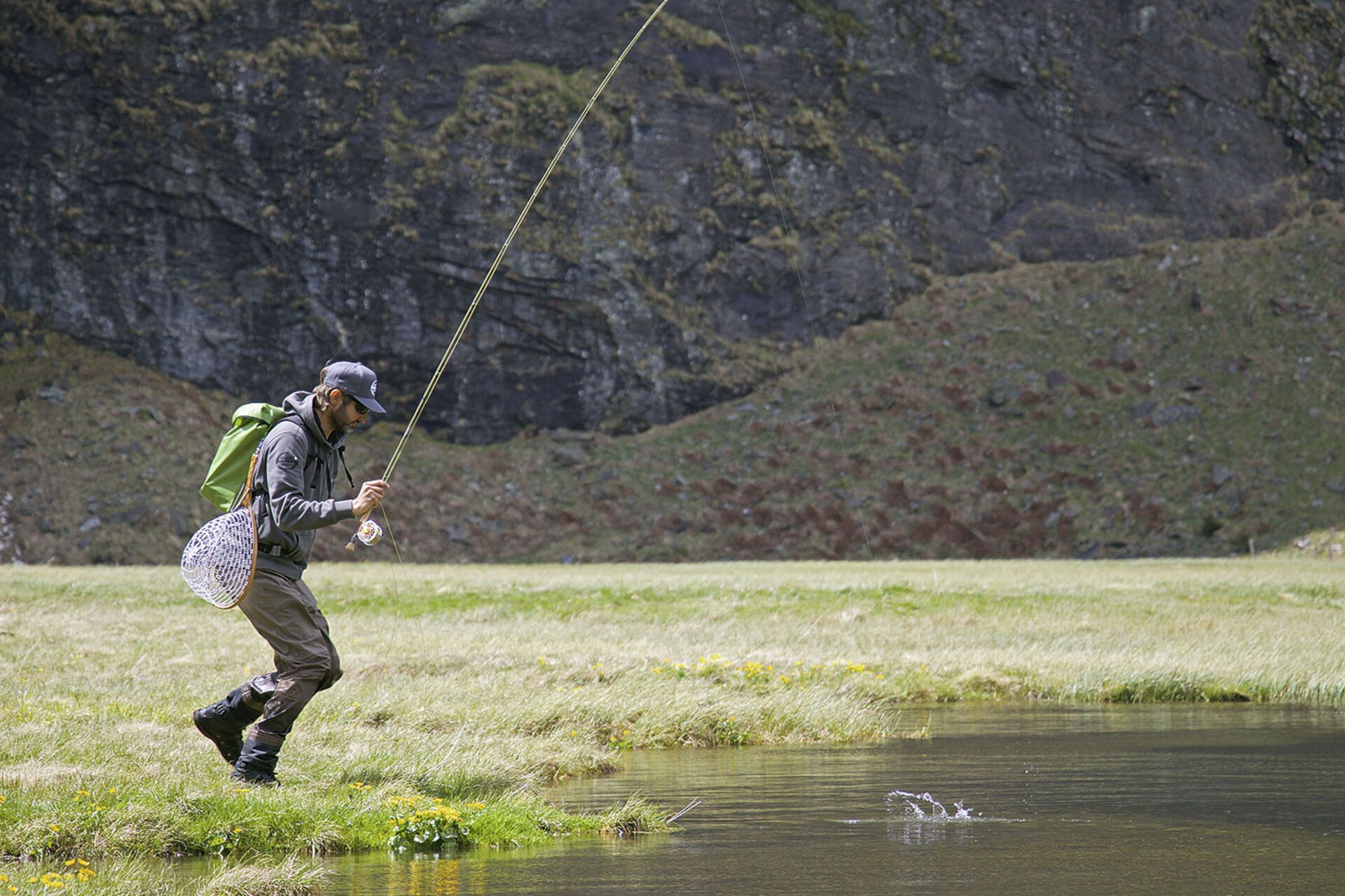  Saibling im Drill an der 6er-Rute: Am Hintersee darf nur mit der Fliegenrute gefischt werden.  