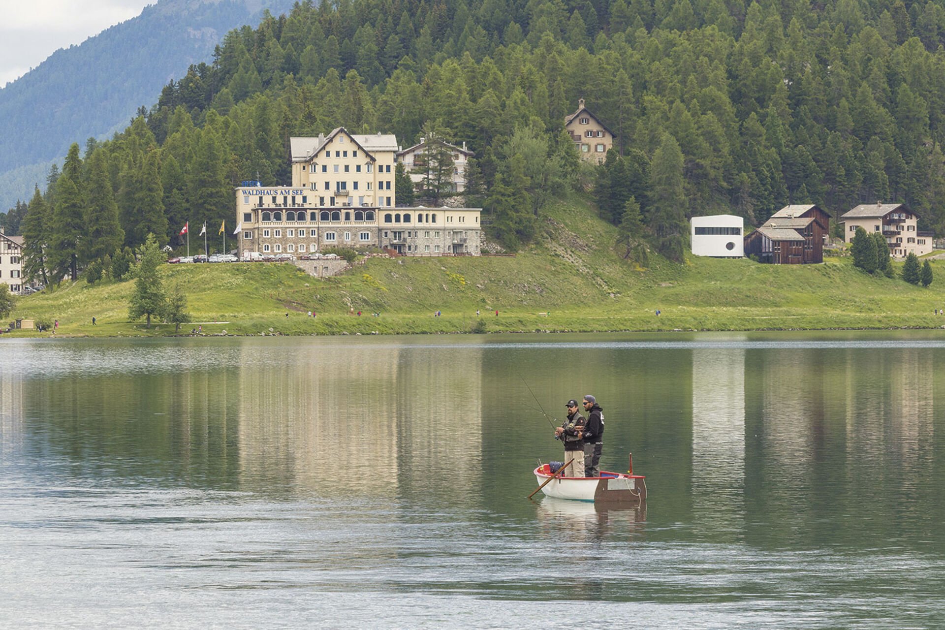  Mittendrin im Trubel – und doch in einer völlig eigenen Welt: Fischen auf dem St. Moritzersee.  