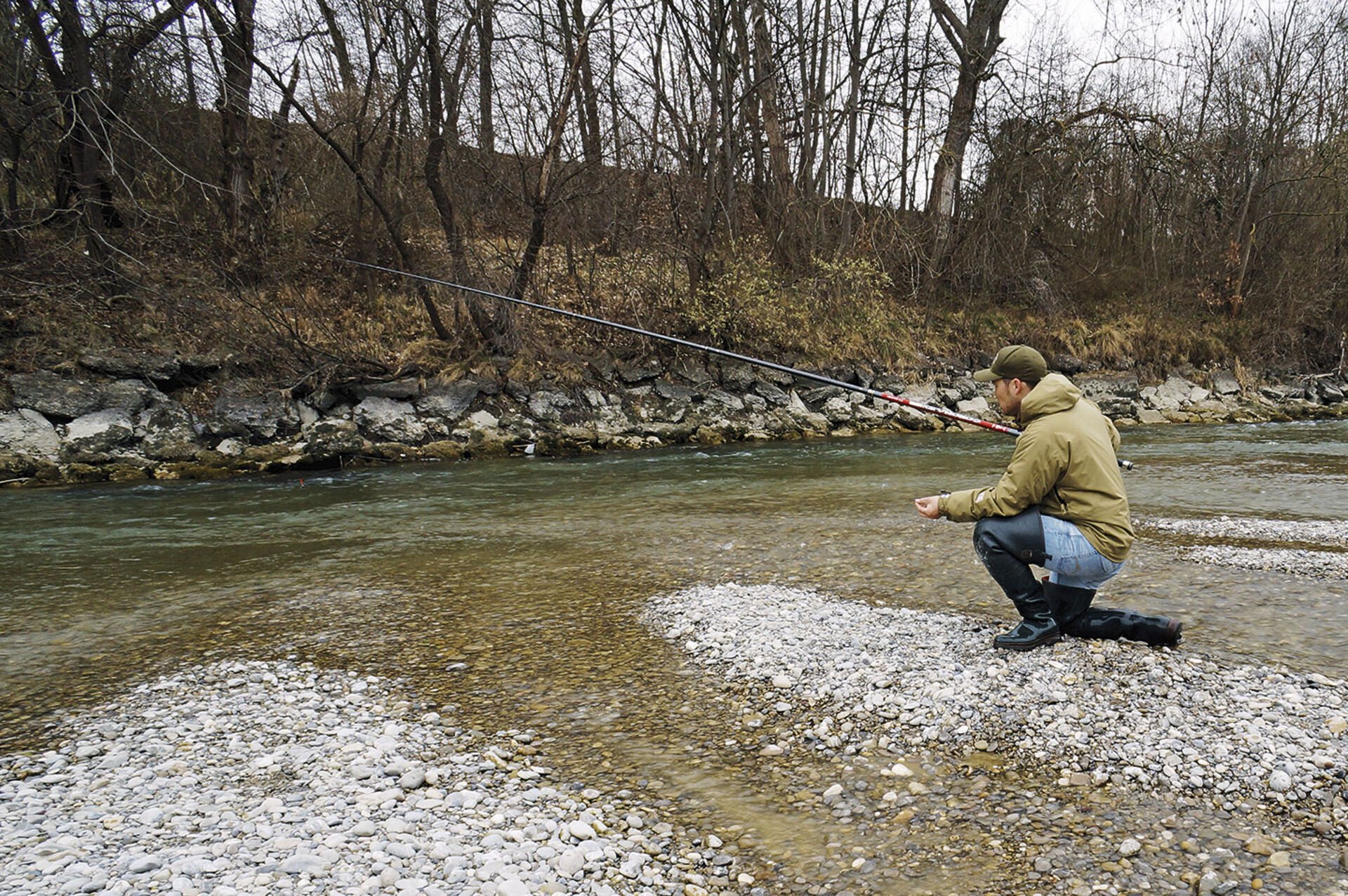  Bei der Forellenpirsch im Frühjahr fischt Marco Mariani mit einer sieben Meter langen Bolognese-Rute. Dank ihrer Länge und ausgeklügelten Kombi-Technik erreicht er sowohl nahe als auch weiter entfernte Forellenstandorte.  