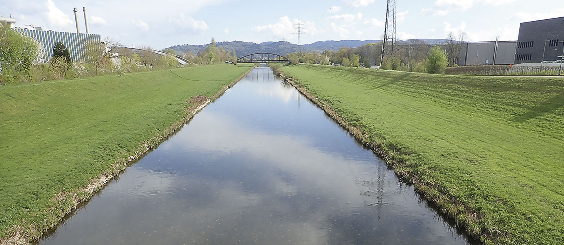  Stark begradigter Fluss Kinzig (D) ohne Ufervegetation.  