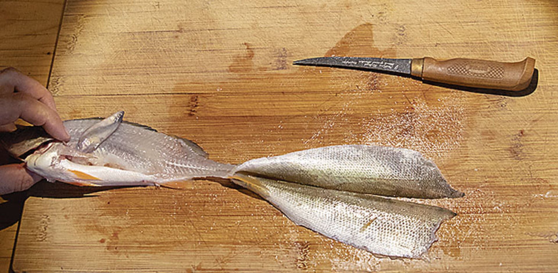  9 : Le résultat après (avec un peu d'entraînement) 90 secondes est des restes de poisson compacts sur une planche de cuisine assez propre et des filets prêts à cuire (voir grande image). Bon appétit !   