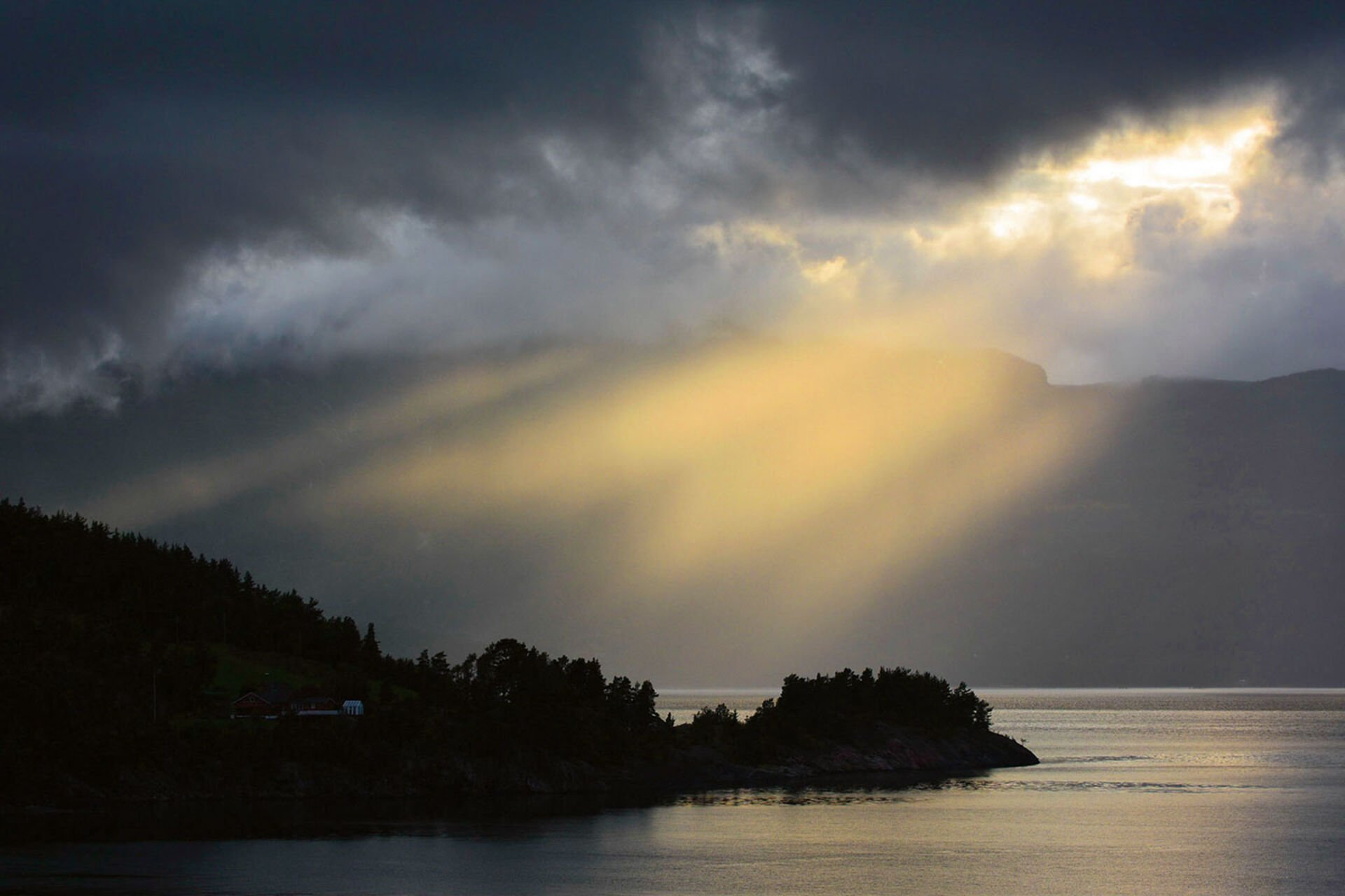  In Fjordnorwegen sorgen die raschen Wetterwechsel für beeindruckende Stimmungen.  