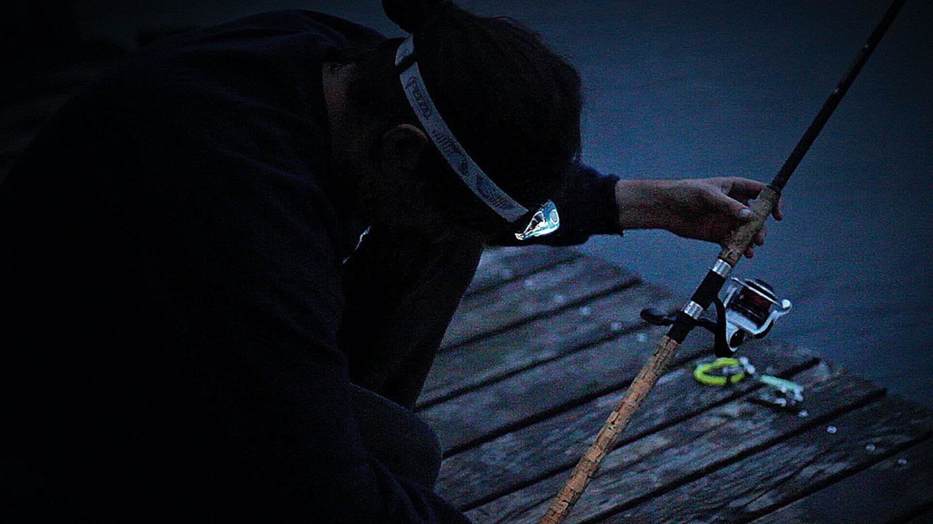  Eine Stirnlampe bietet beim Nachtfischen unverzichtbare Dienste. © André Suter  