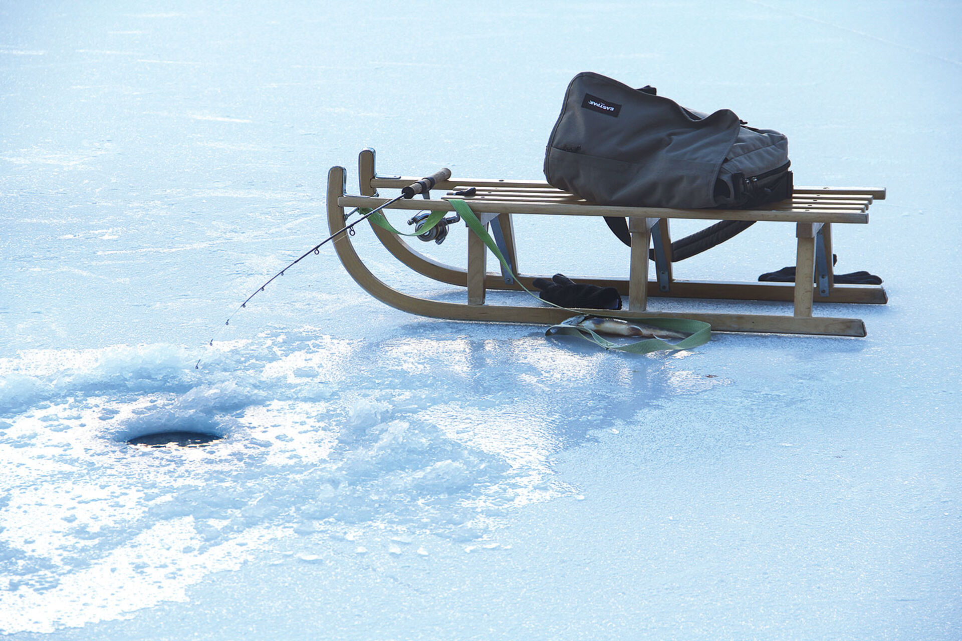  Es lohnt sich, einen Schlitten als Sitzgelegenheit und Transportmittel mitzunehmen. Am Öschinensee kann man nach dem Fischen zudem eine tolle Talabfahrt machen!  