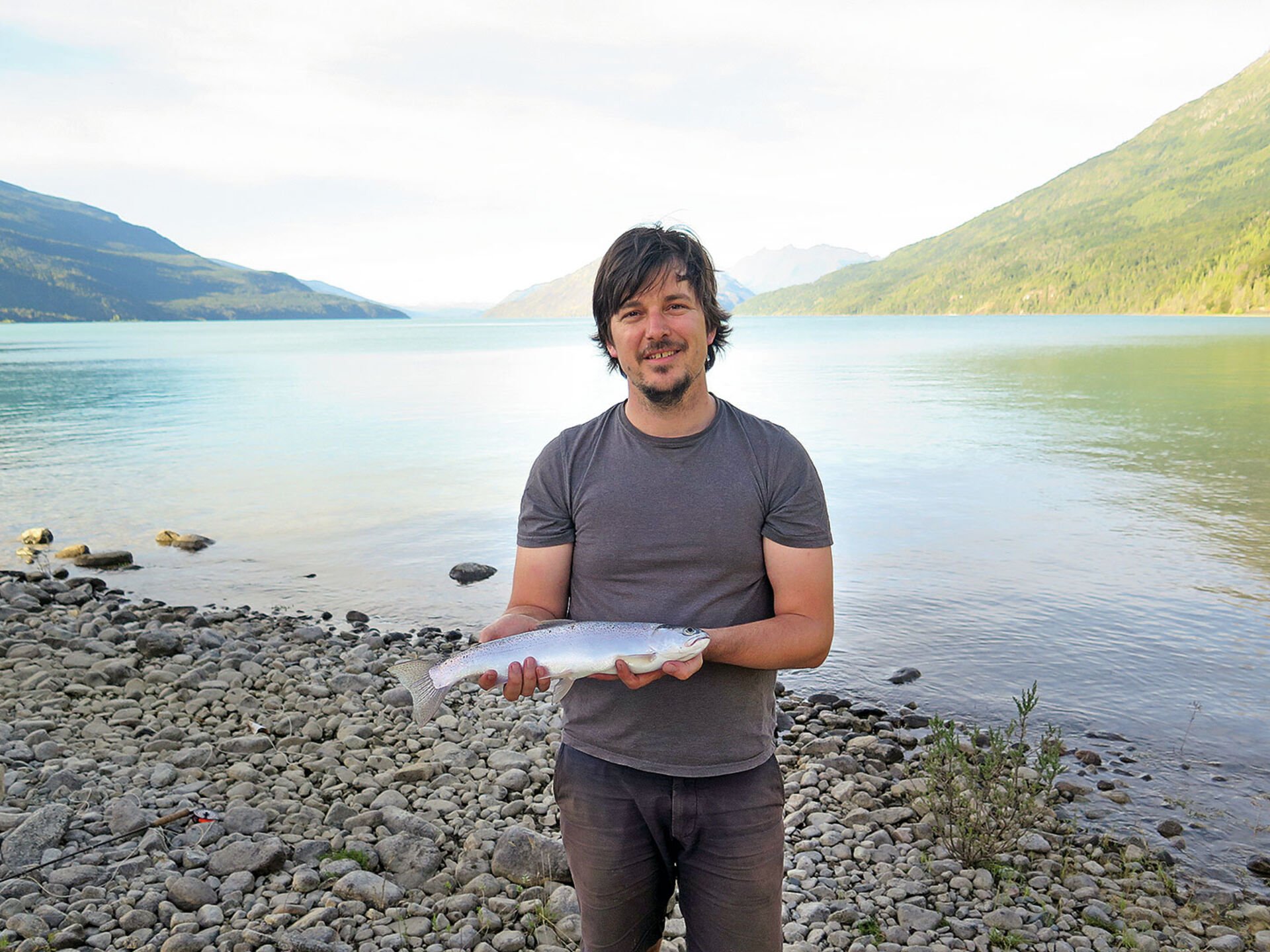  Die Regenbogenforelle ist auch auf der Südhalbkugel ein beliebter Zielfisch: «Petri-Heil»-Redaktor Nils Anderson mit einem Fisch aus Patagonien.  