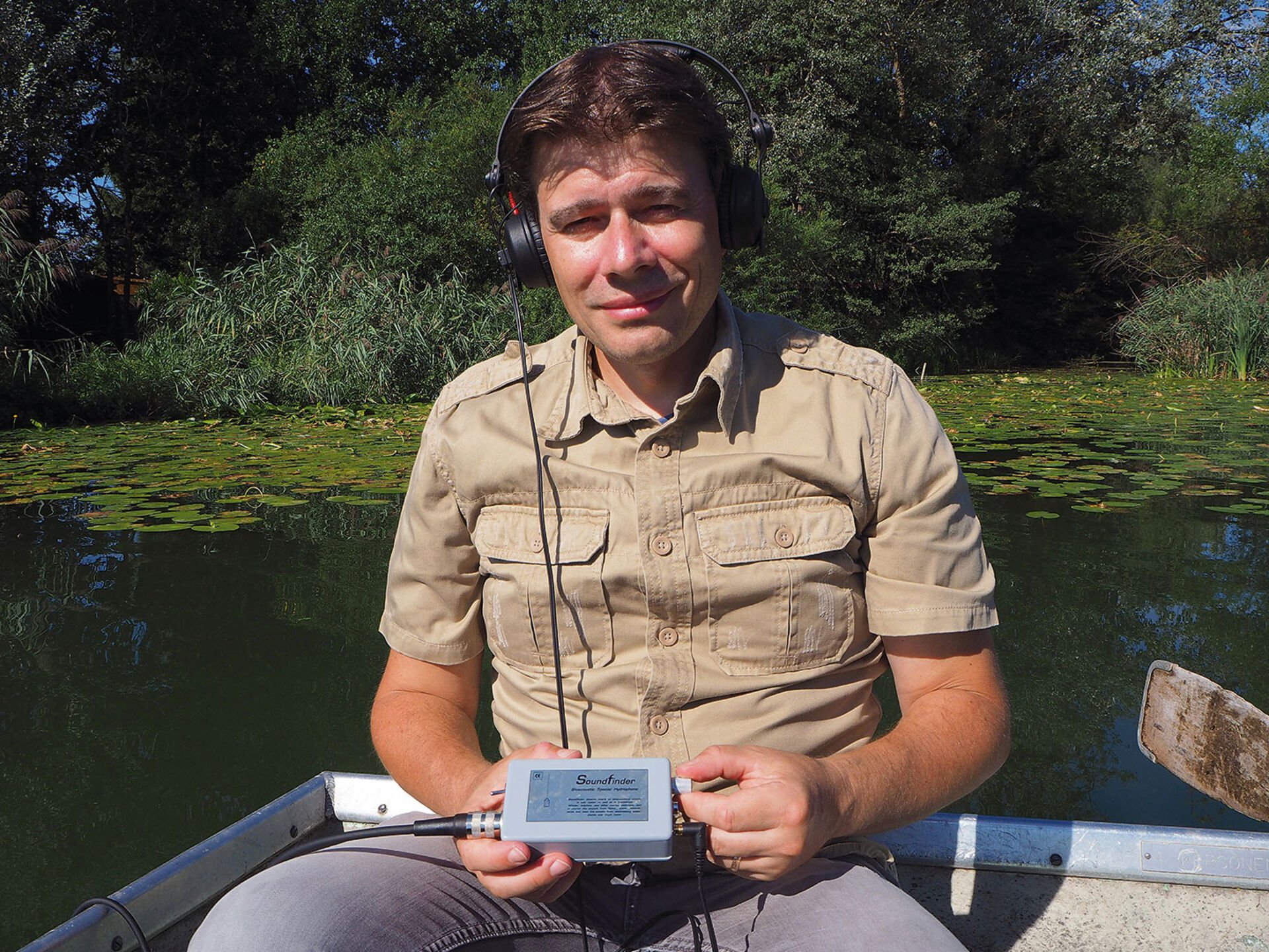  Roland Kurt hört den Fischen auf dem See zu. Die akustische Welt des Süsswassers ist wissenschaftliches Neuland und nur mit besonderen Hilfsmitteln zugänglich.  