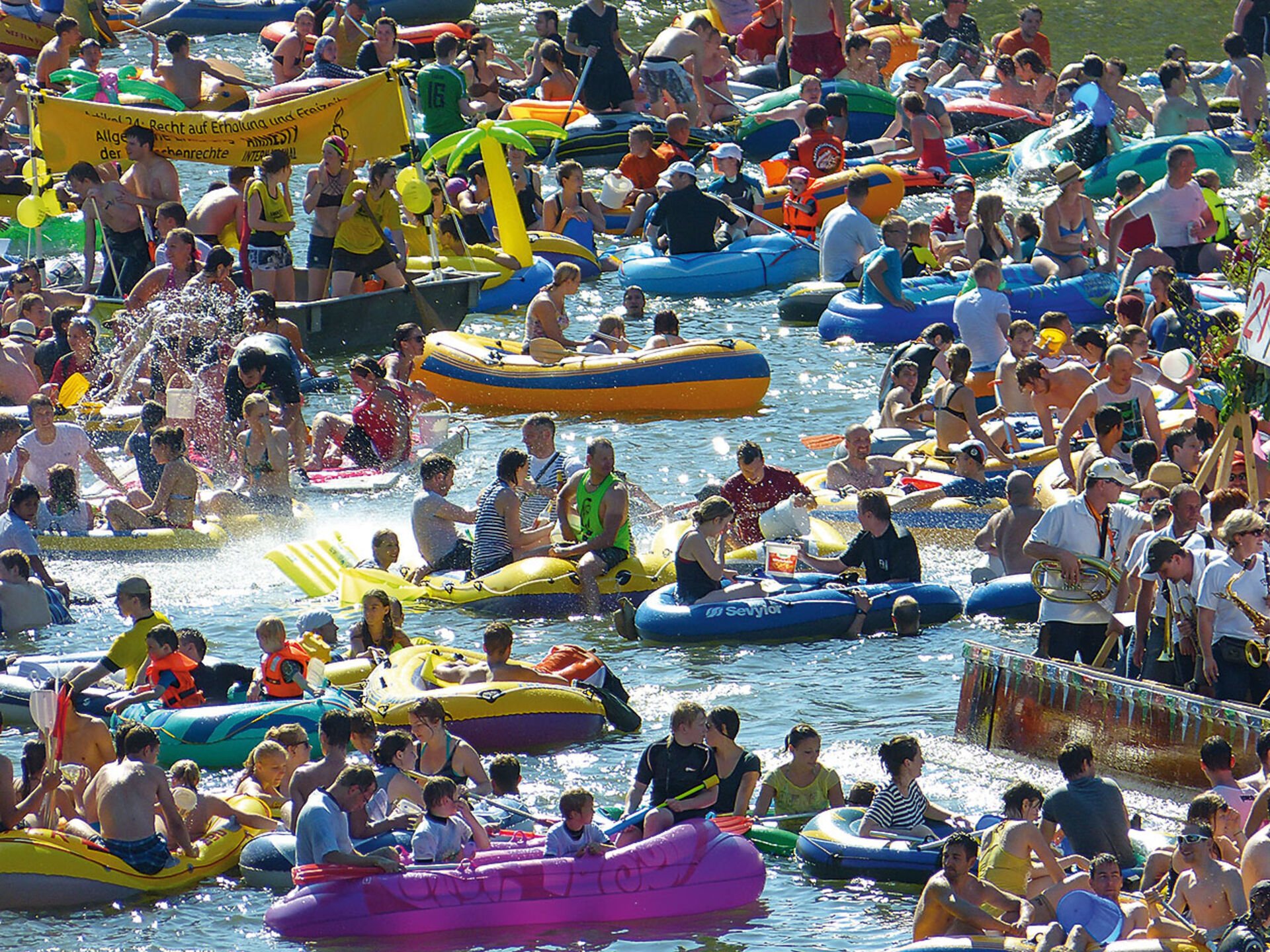  Ganz soweit ist es bei uns zum Glück noch nicht: Szene einer Schlauchboot-Veranstaltung auf der Donau.  