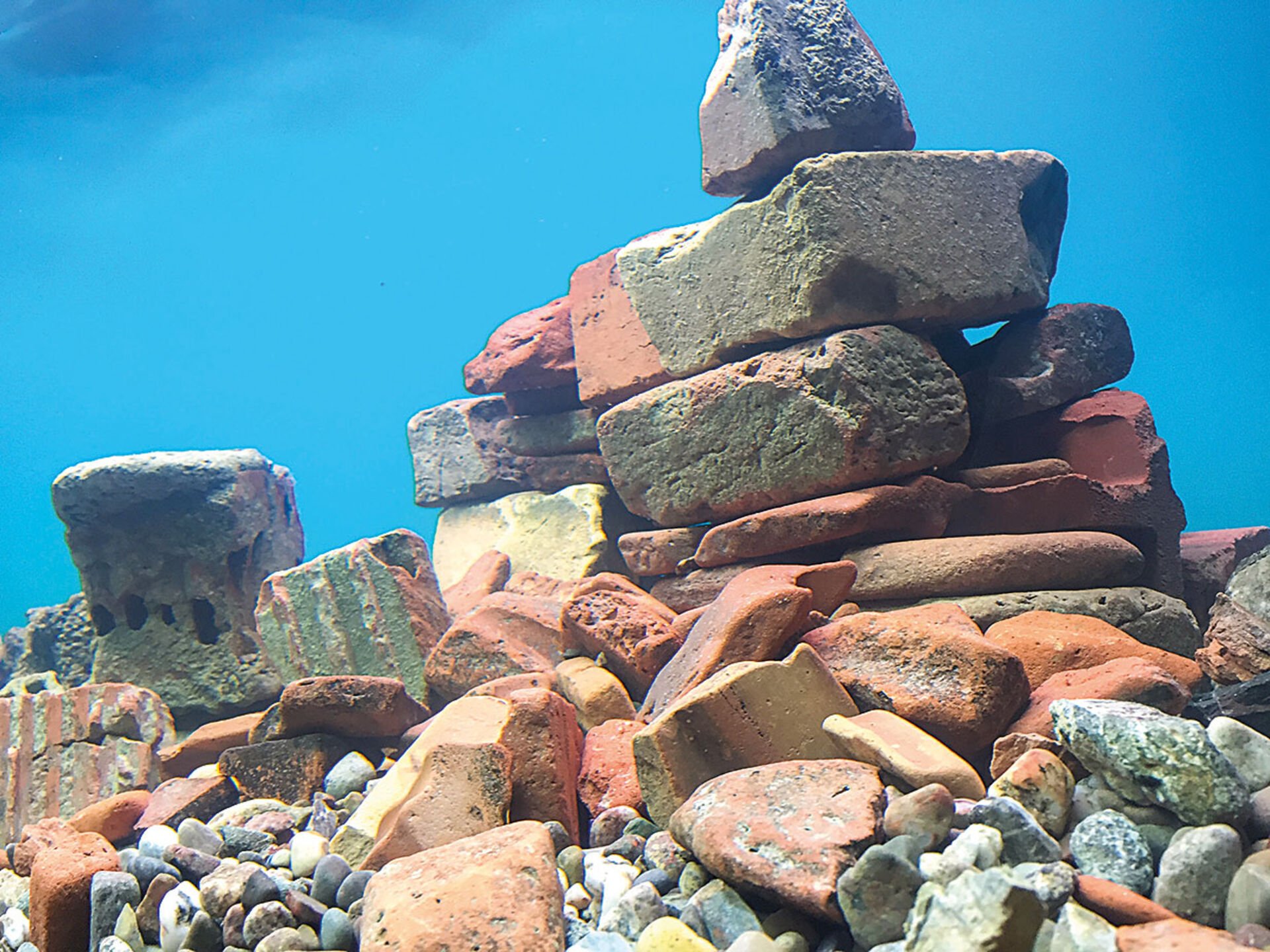  Die Steine habe ich am Seeufer eingesammelt – auch die orangen Backsteine, die vor etlichen Jahren dort entsorgt wurden.   
