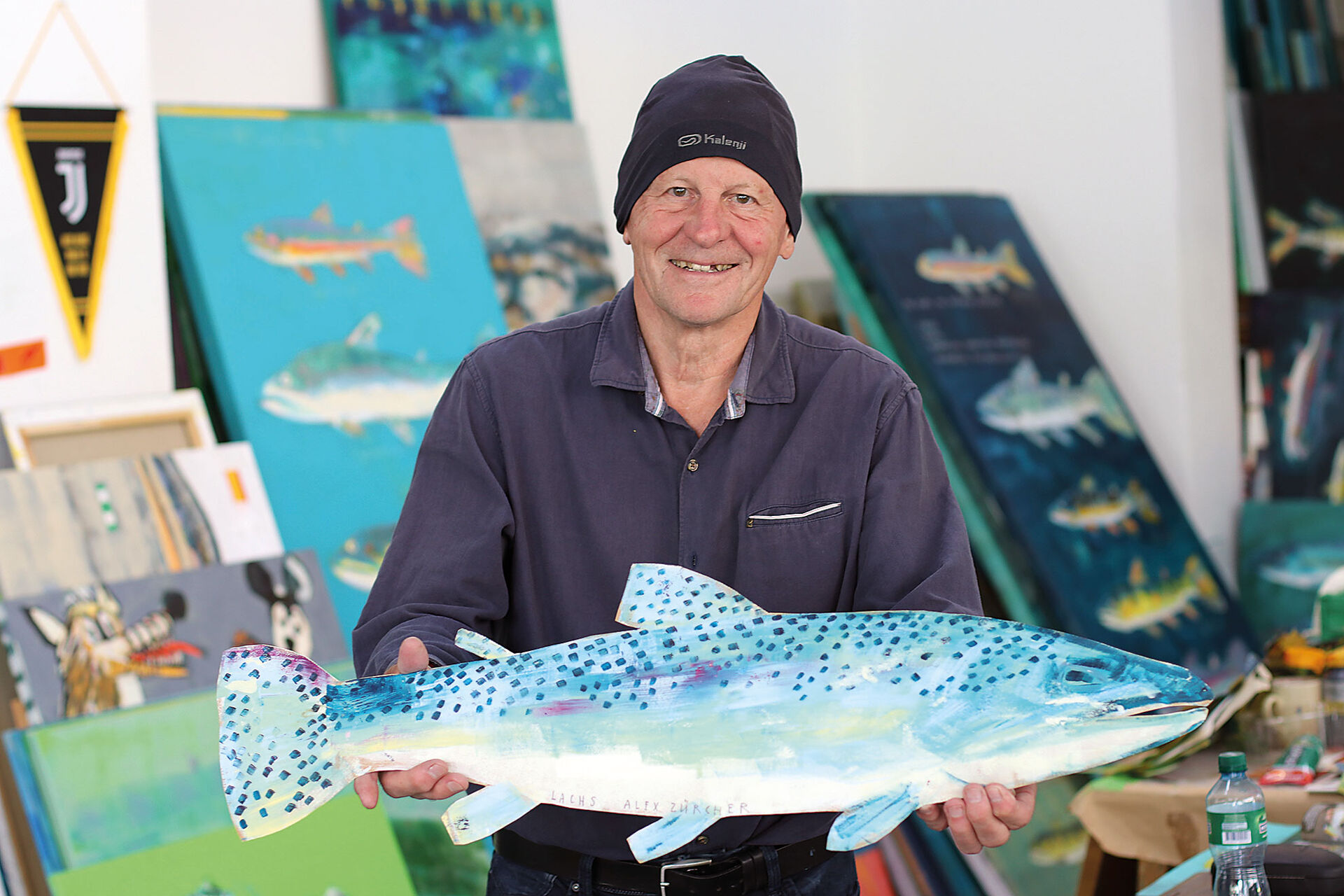  Alex Zürcher arbeitet unermüdlich an seinem Hauptthema Fisch und experimentiert gern mit Material und Formaten.  