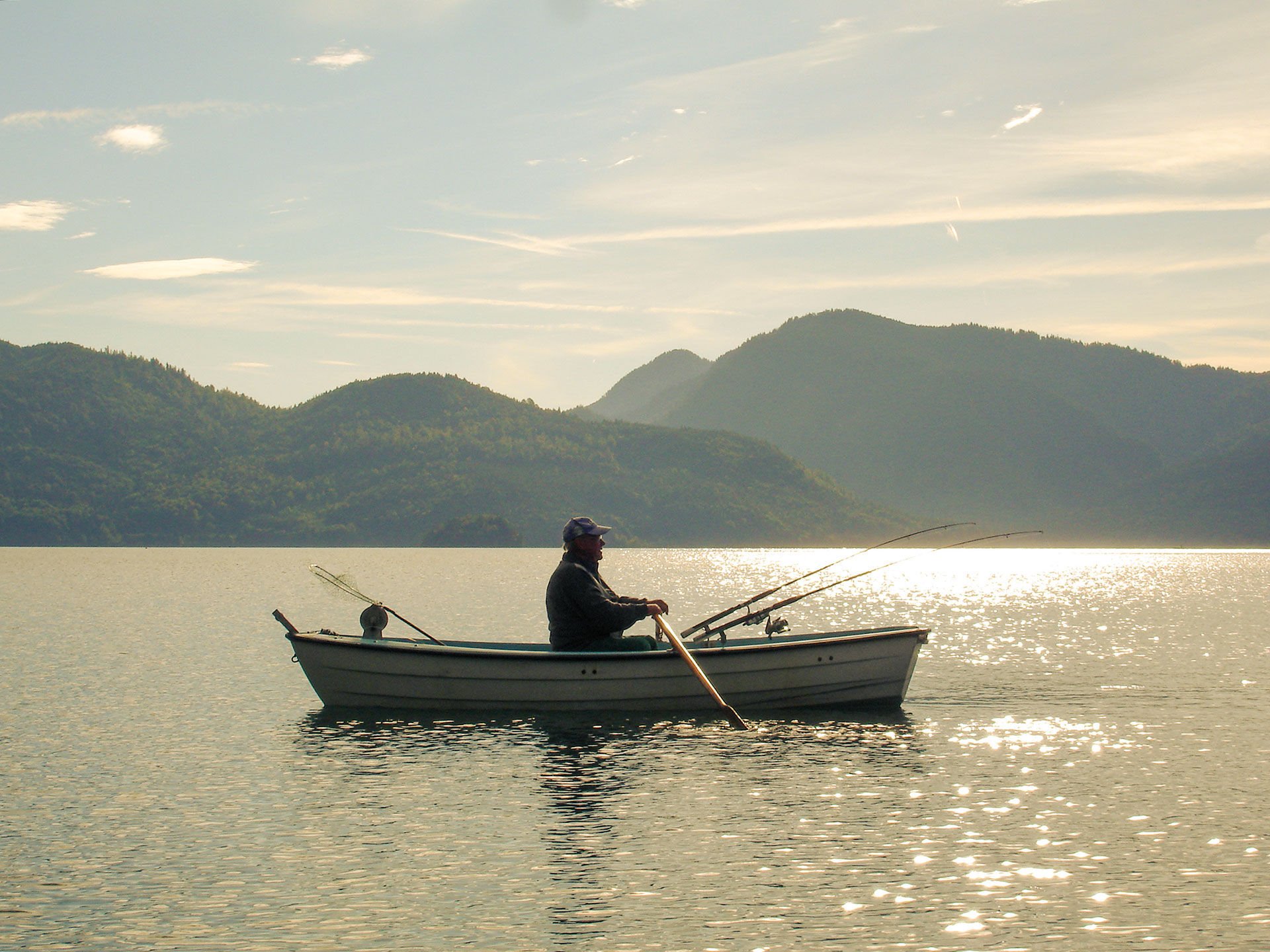  Schleppen mit dem Ruderboot vor romantischer Kulisse: Motorboote sind auf dem Walchensee nicht erlaubt.  