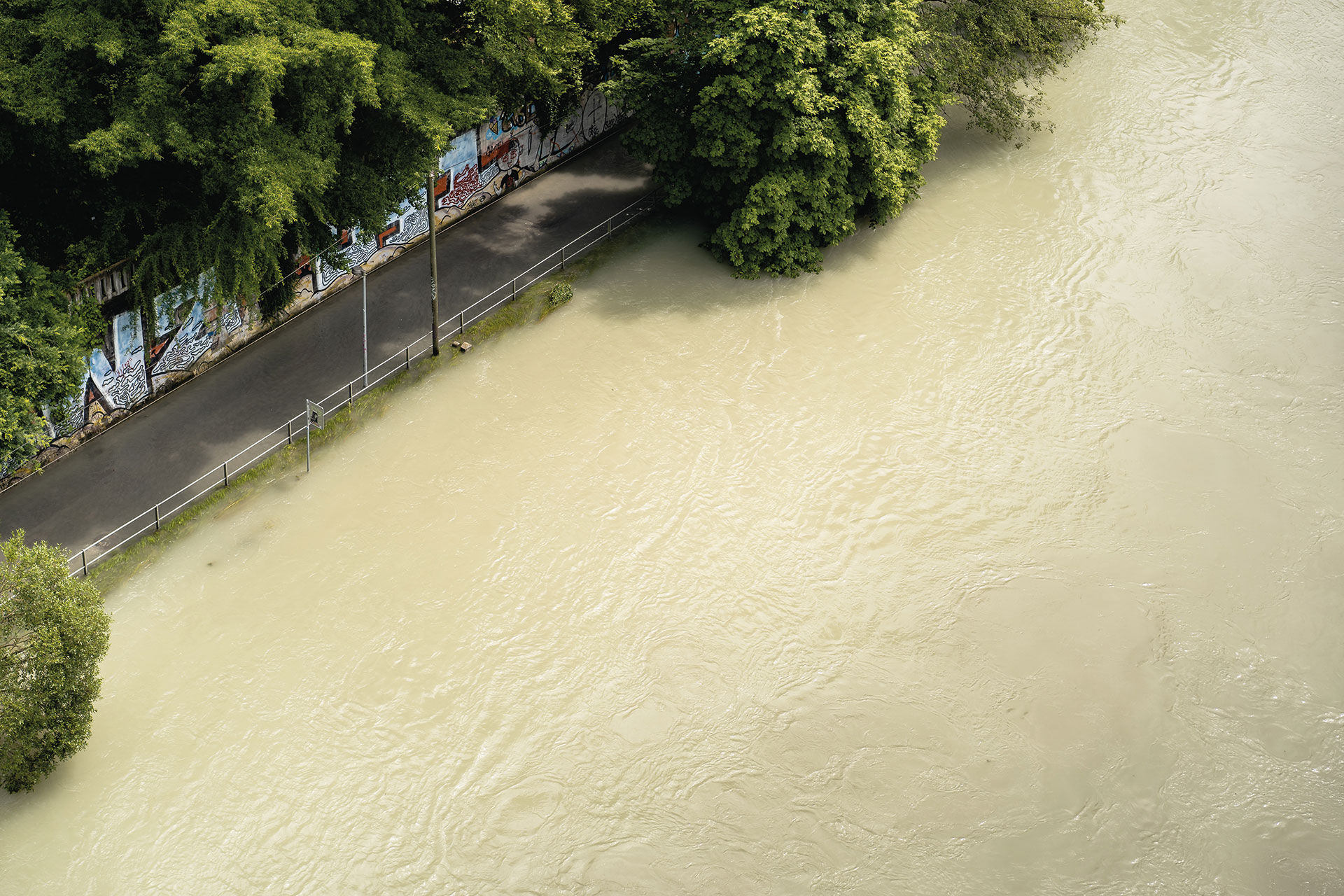  Viel Wasser allenthalben. In der ganzen Schweiz führten die Bäche, Flüsse und Seen Hochwasser. So auch an der Aare. © Dario Hässig  