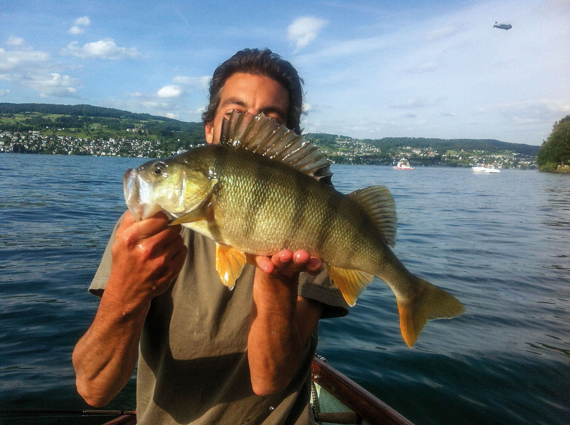  Dieser Ausnahmefisch aus dem Zürichsee ist an einem Frühsommerabend auf einen durch das Freiwasser gezupften Gummi eingestiegen. Jetzt stehen die Chancen auf einen solchen Glückstreffer besser als im Hochsommer, wenn diese Fische gesättigt und vorsichtiger sind.  