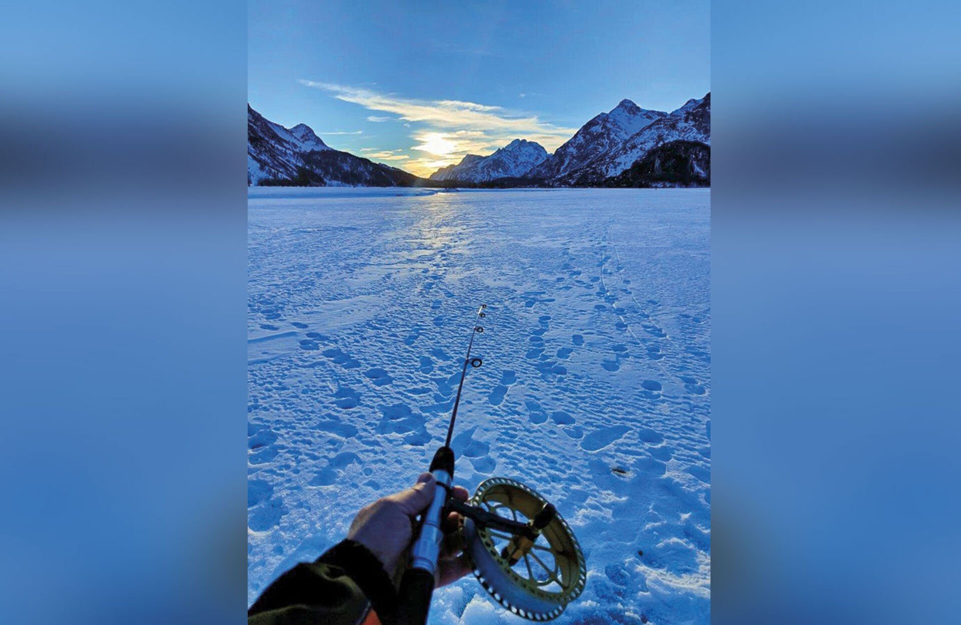  Das Eisfischen auf dem gefrorenen Silsersee bietet eine Verlängerung der Saison in die Winterzeit ...  