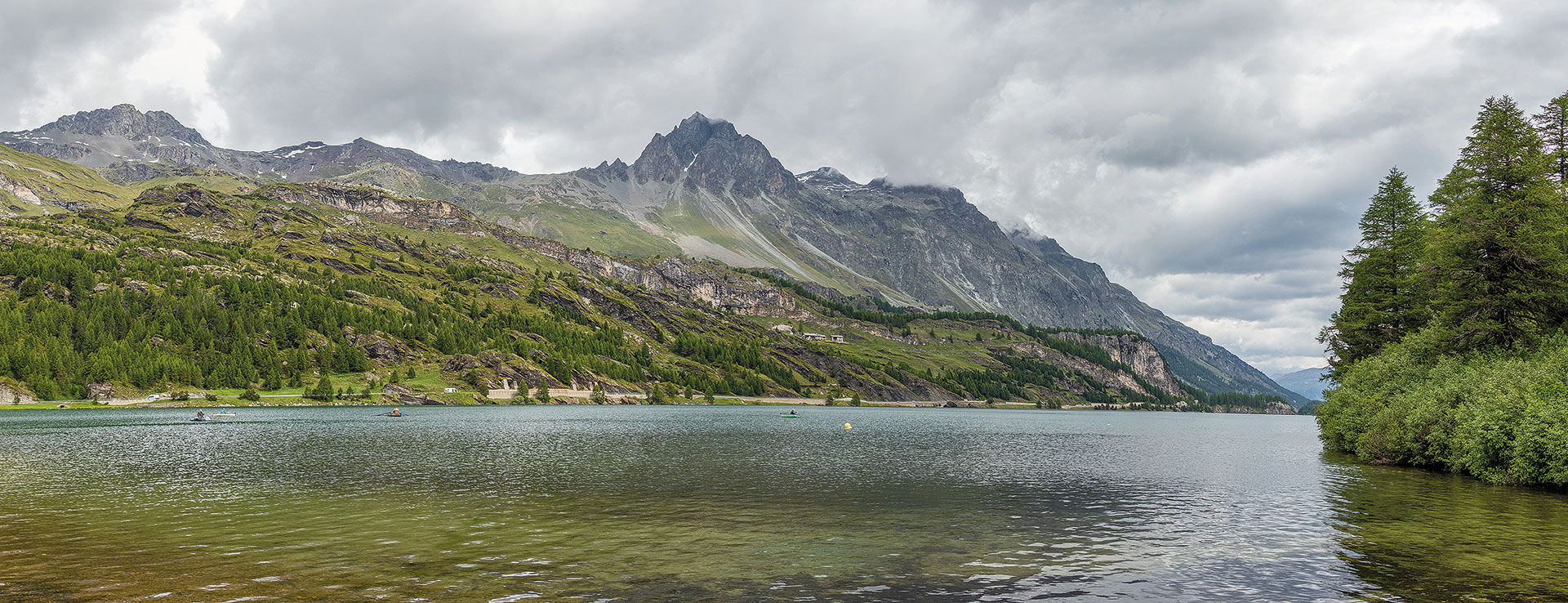  An den Oberengadiner Seen kommt man als Boots- oder Uferfischer in jedem Fall in den Genuss eines ausserordentlich schönen Panoramas, egal ob die Wildfische gerade beissen oder nicht. © André Suter  