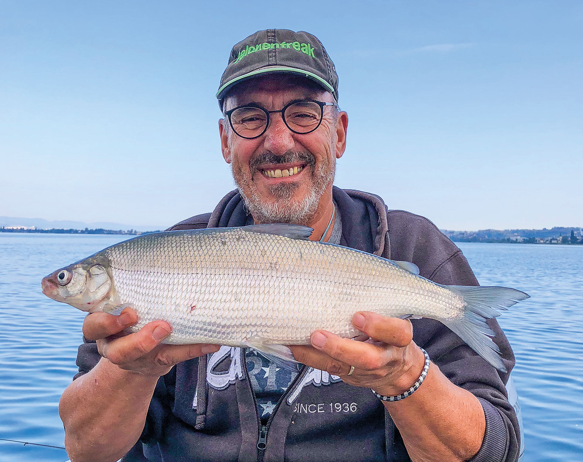  Der Autor mit einer kapitalen Zürichsee-Felche. Wer viele kleine Kniffe beim Felchenfischen beherrscht, darf häufiger mit grossen Fischen rechnen. © Markus Iten  