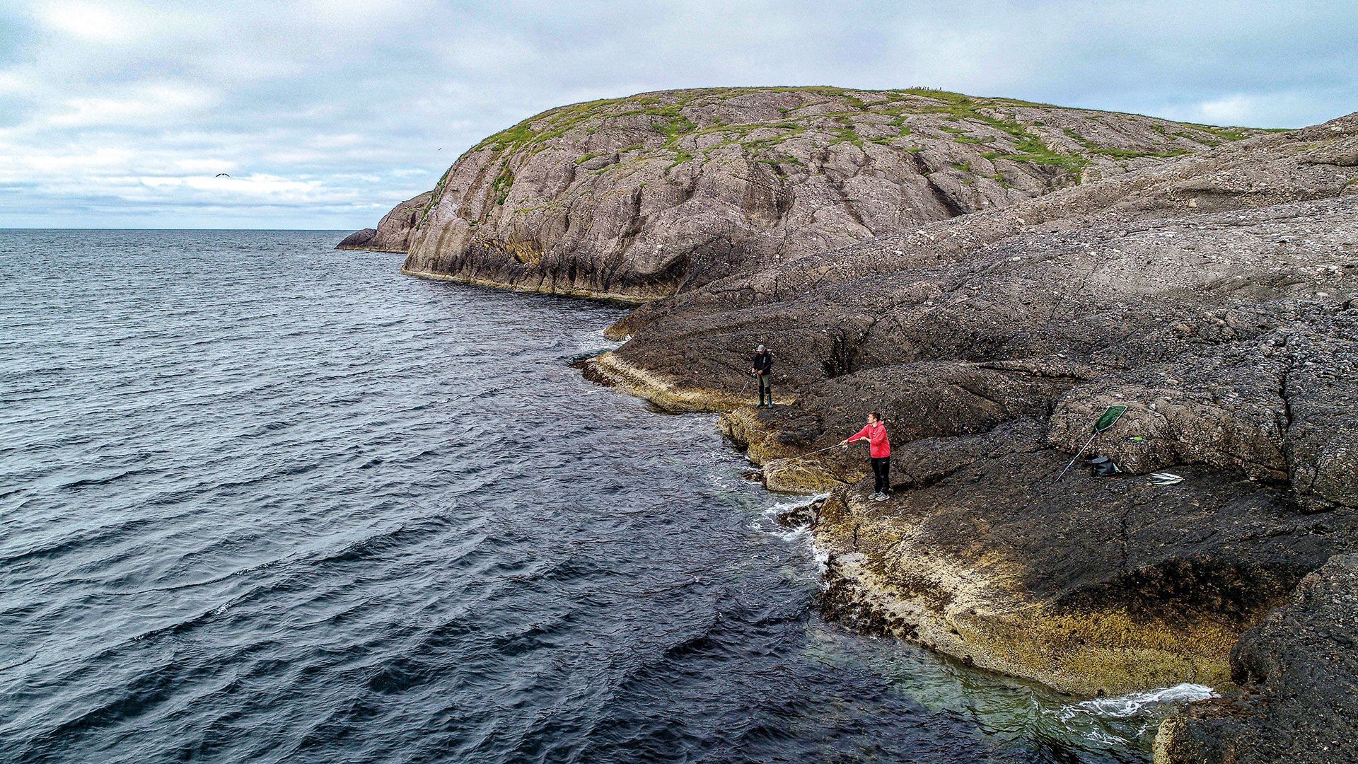  So sieht der perfekte Spot aus: Steile, aber noch begehbare Felsen am Ufer. Das Foto entstand übrigens nicht im Fjord, sondern an der offenen Küste, genauer gesagt auf Storslåttøya weiter im Norden. Uferangeln ist überall möglich!  