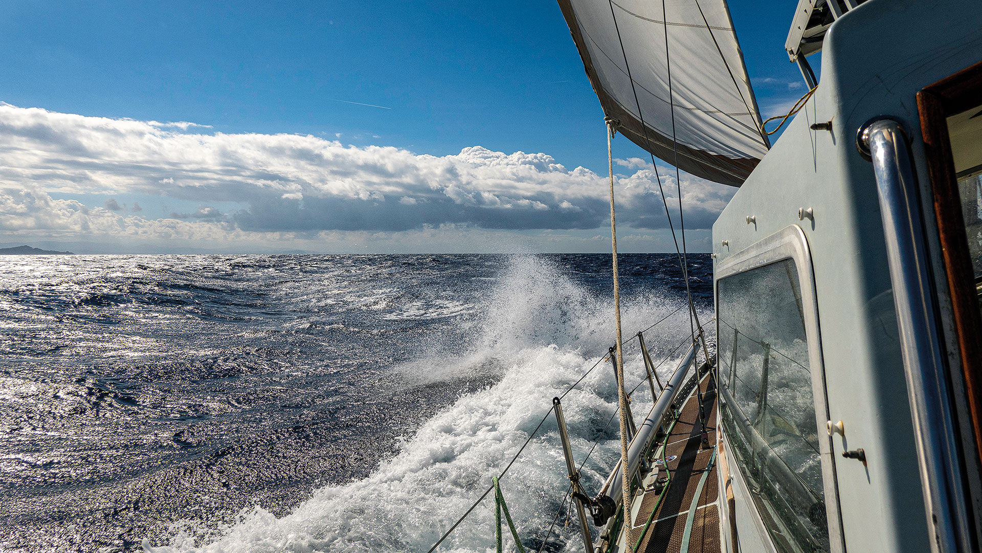  Starkwind und hohe Wellen auf der Überfahrt von Sardinien nach Korsika. Die Bonitos beissen auch bei anspruchsvollen Bedingungen und schneller Fahrt.   