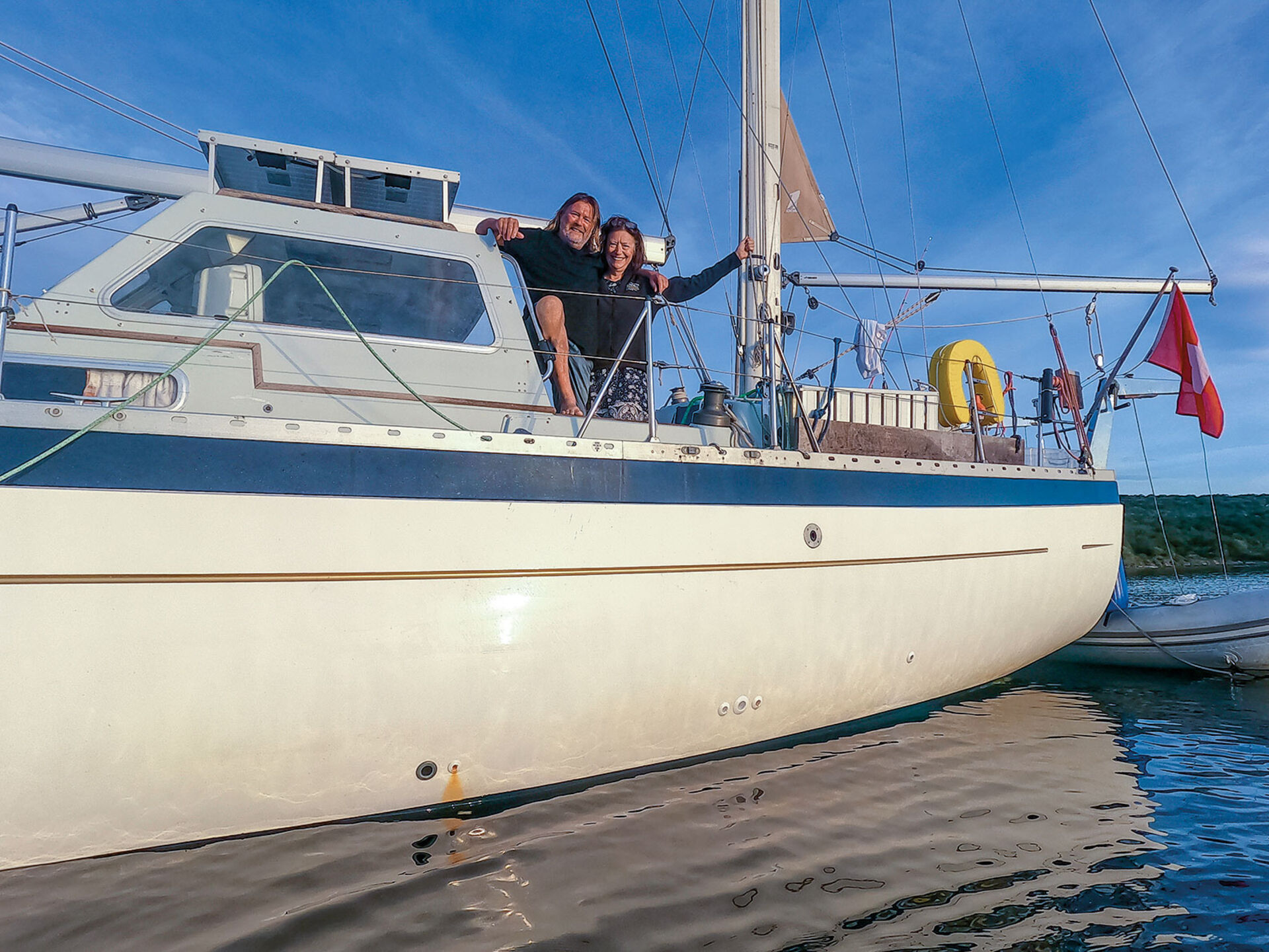  Schon die zweite Saison leben Tinu und Judith auf dem Schiff. Den Winter verbringen sie in einem warmen Segelrevier und erledigen Arbeiten am Boot. Zwischendurch reisen sie auch mal zurück in die Schweiz, um Familie und Freunde zu besuchen.   
