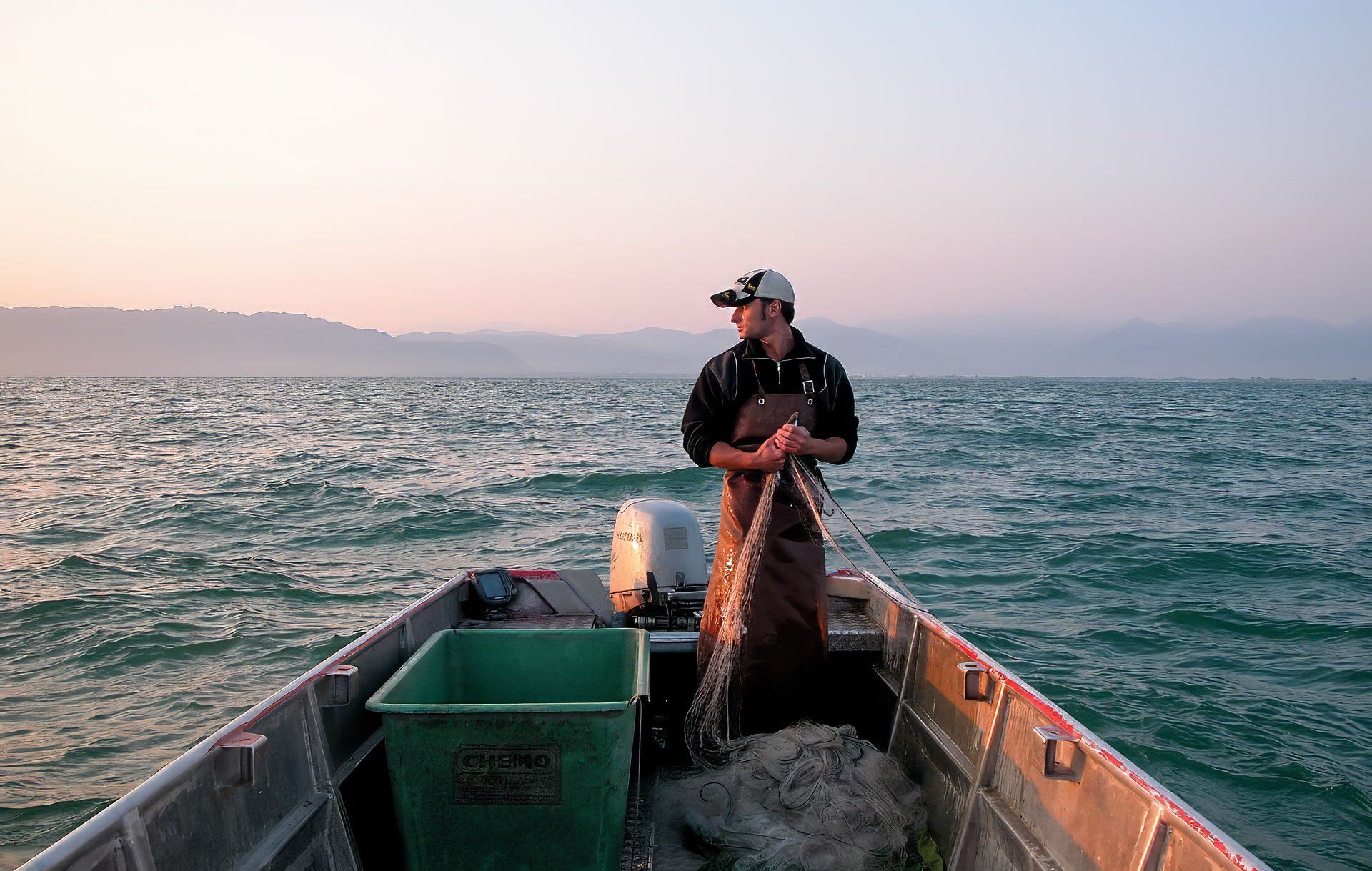  Im Bodensee dürfen für drei Jahre keine Felchen mehr gefangen werden! Wie konnte es soweit kommen mit dem Brotfisch der Berufsfischer?  