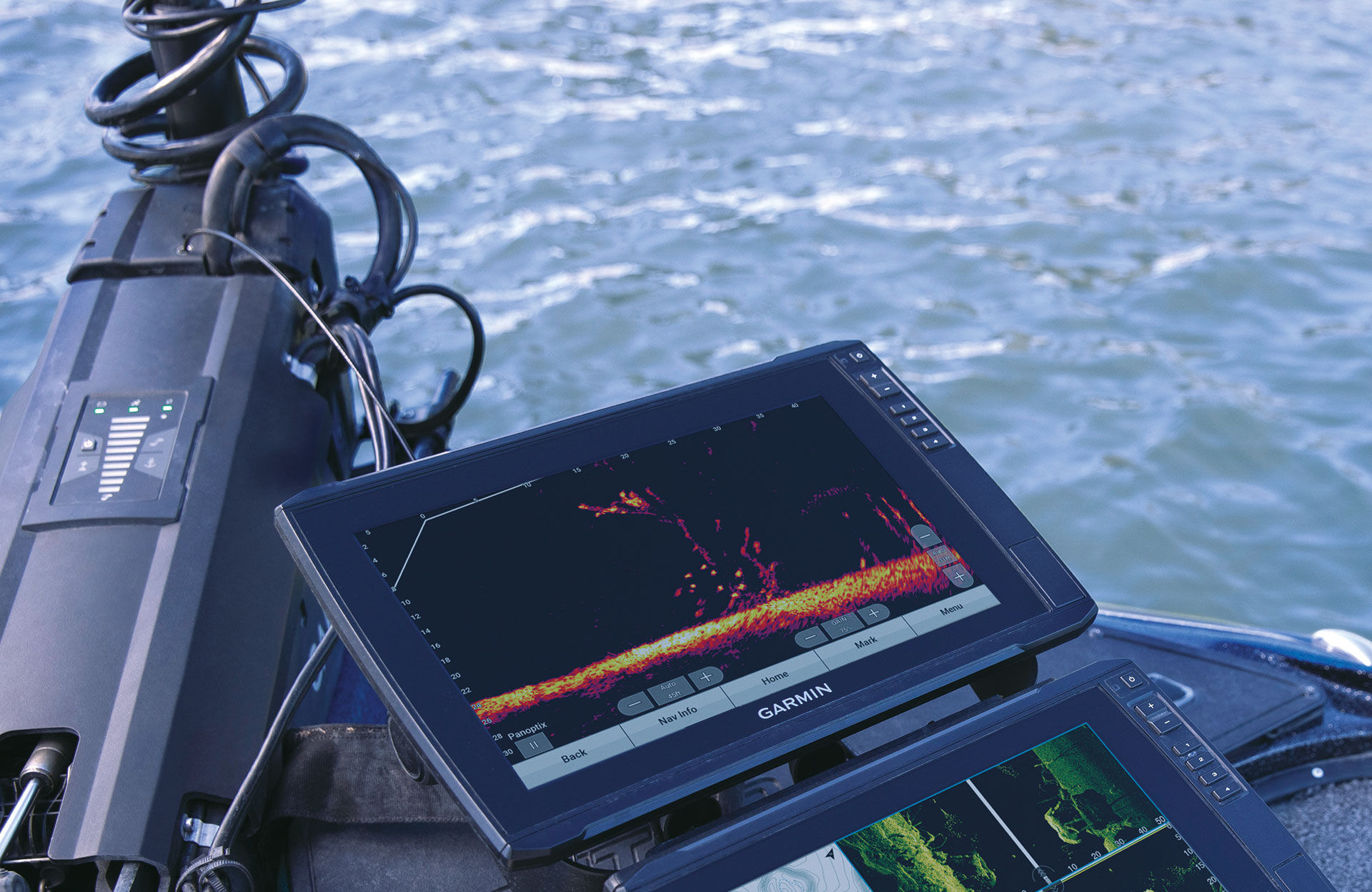  Hightech auf dem Boot: Auf grossen Bildschirmen können die Fischbewegungen dank LiveScope in Echtzeit beobachtet werden.  
