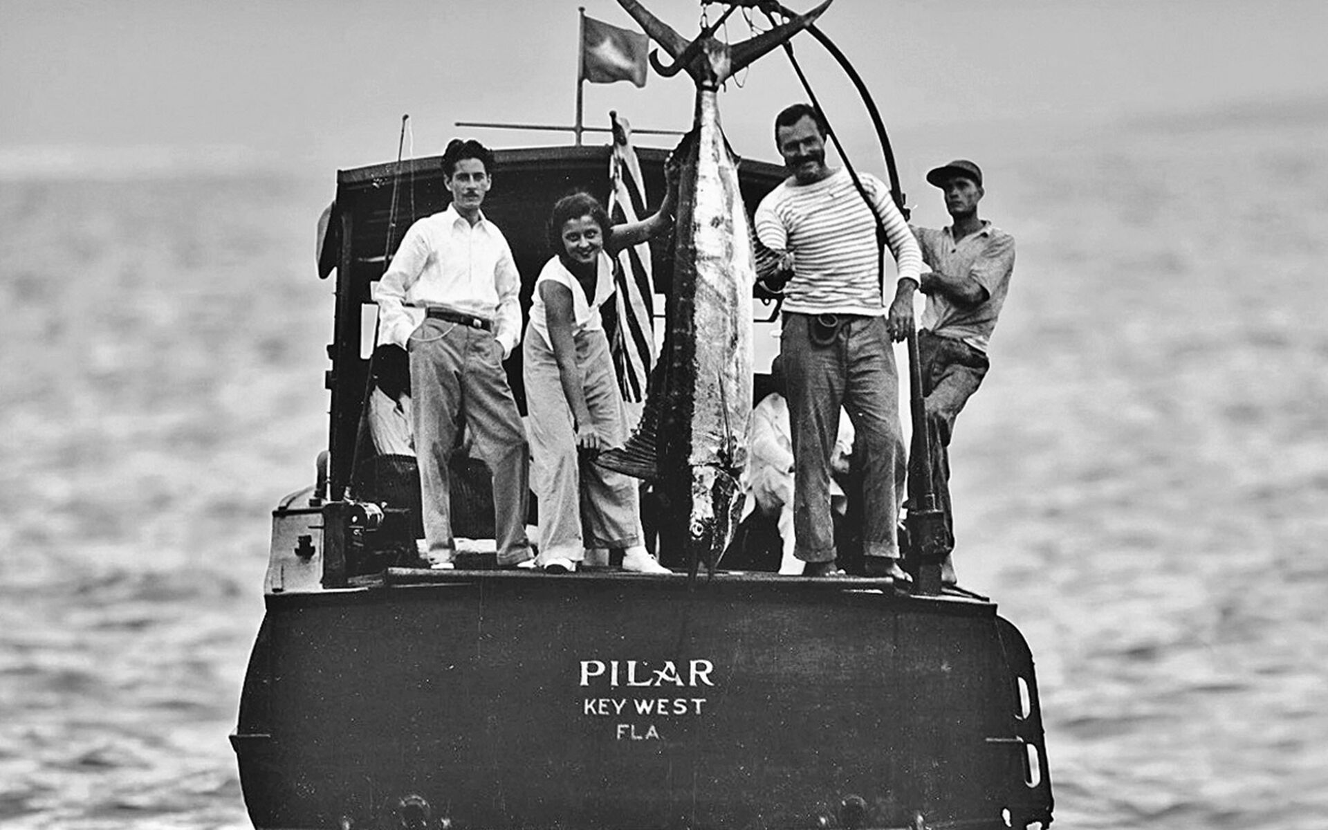  «Size matters!» Ernest Hemingway (2. v. r.) mit Trophäen-Fang auf seinem legendären Boot «Pilar». © IGFA  