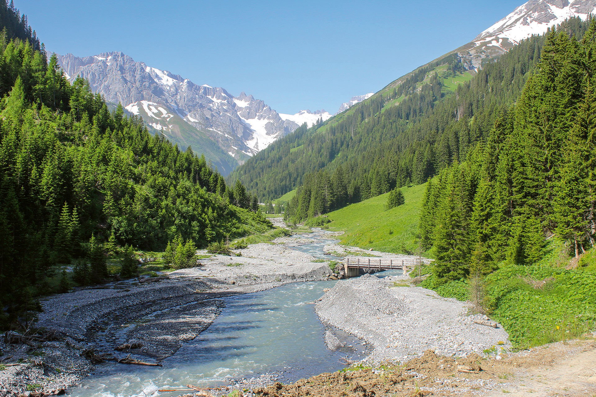  Der Kaiserbach schlängelt sich durch ein prächtiges Bergtal, ist aber an diesem Tag aufgrund des hohen und trüben Wasserstands nicht gut befischbar.  