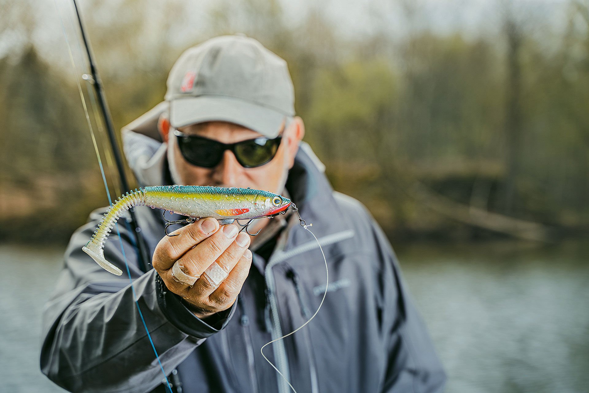  Bigbaits köderst Du am einfachsten per Doppeldrillingssystem (gibt es fertig montiert) und einer Köderschraube an. Achte darauf, dass fast jeder grosse Gummifisch ein Bauchgewicht benötigt, sonst dreht er sich bloss um die eigene Achse!  