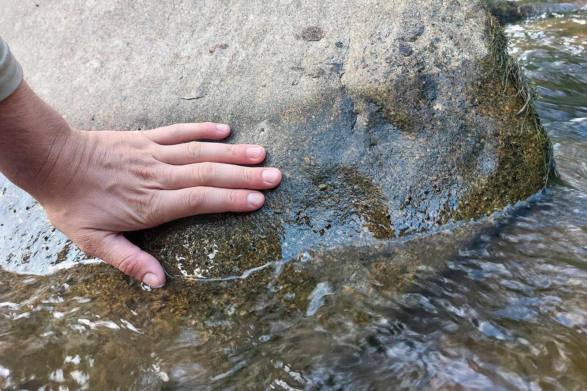  In der Vertikalen gemessen, scheinen kleine Differenzen des Wasserstands kaum der Rede wert. Aber an einem flachen Uferbereich wirken sich auch wenige Zentimeter auf vielen Quadratmetern Fläche aus.  