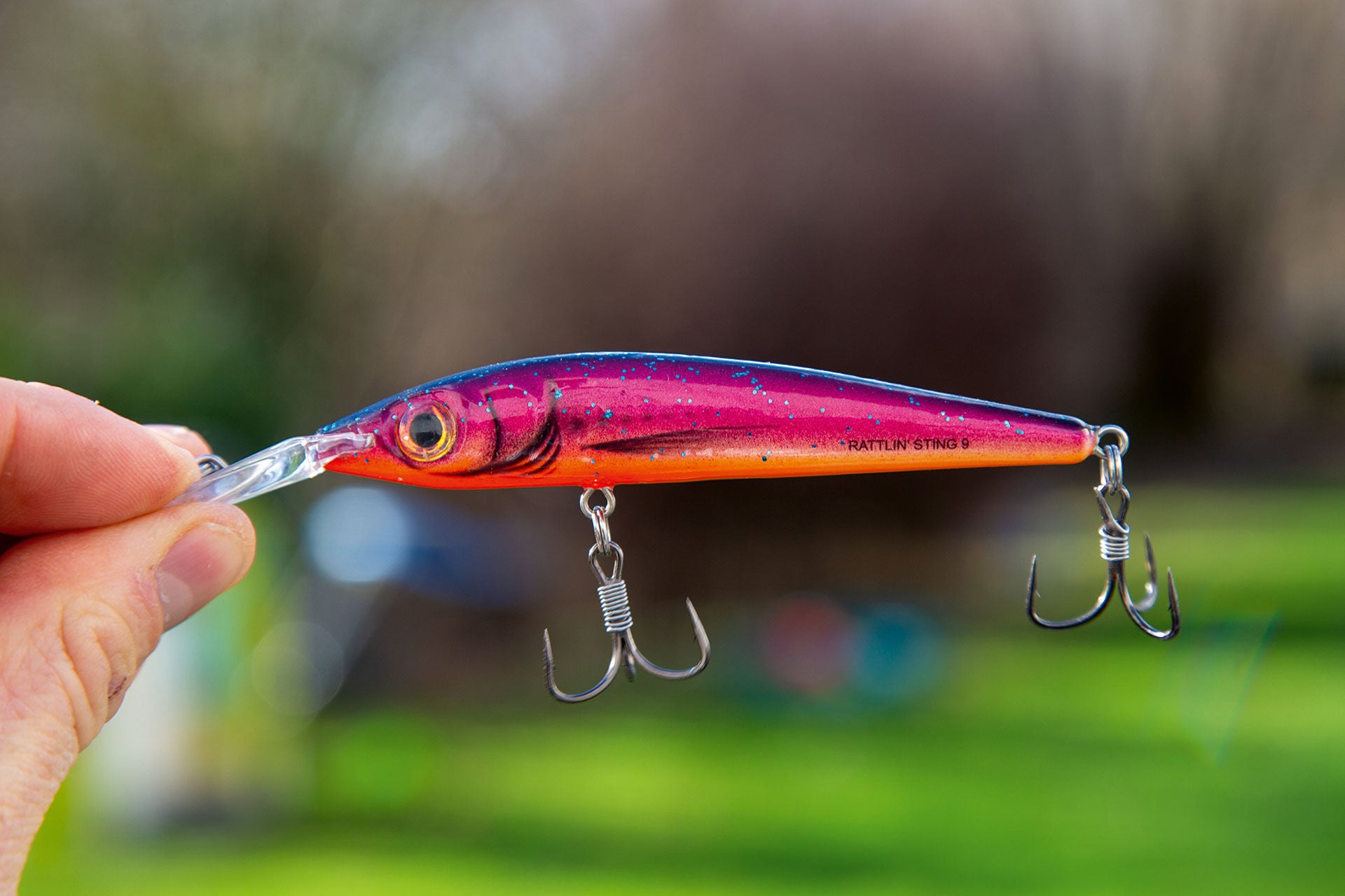  Dieser Salmo Rattlin Sting DR ist einfach zu schön, um ihn nicht zu fischen. Weil er zu viel Auftrieb hatte, habe ich ihn mit etwas Bleidraht angepasst und für mich zum perfekten Twitchbait gemacht.  
