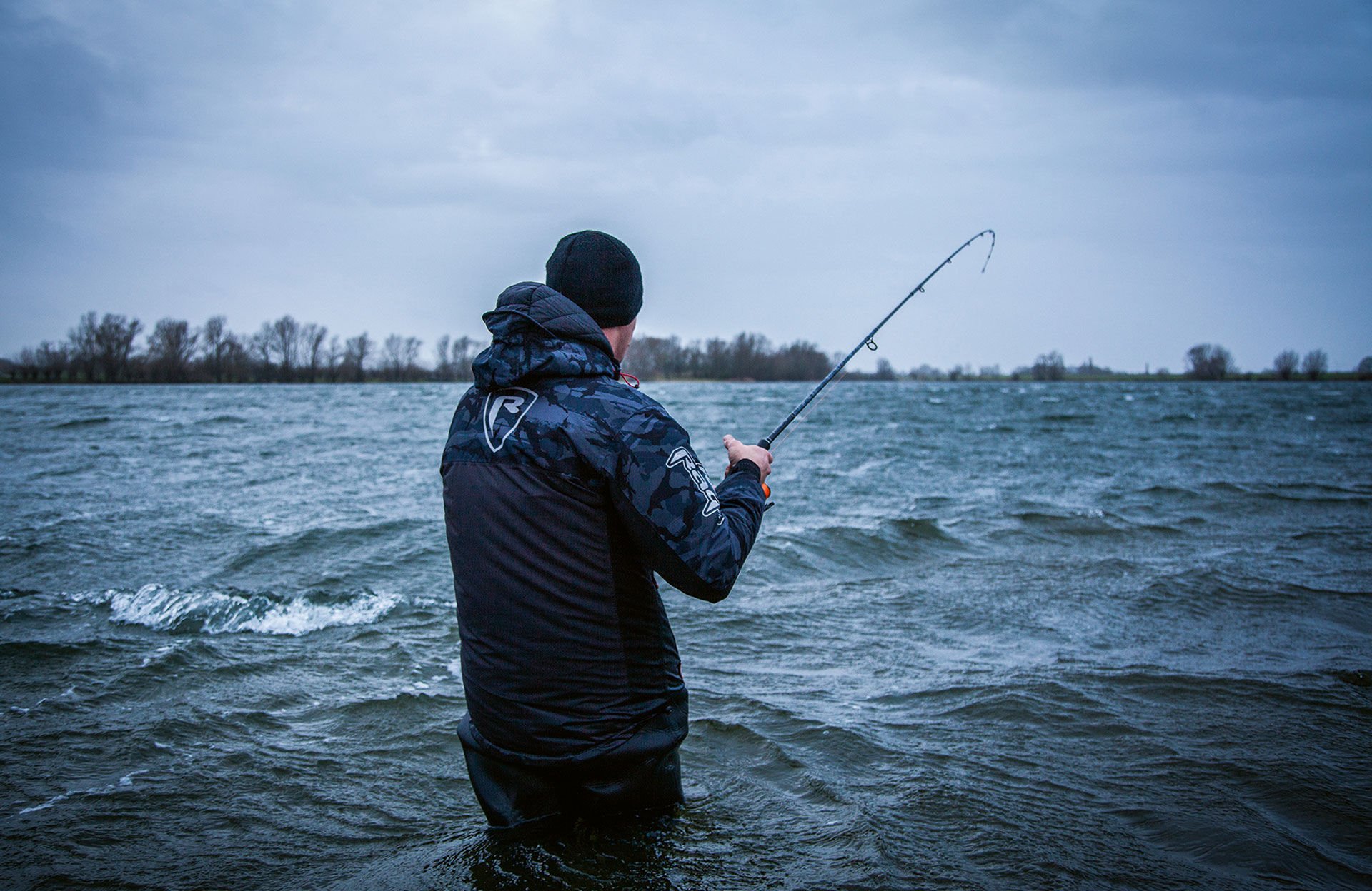  Mit einem grösseren Gewicht ab 25 Gramm lässt sich das Kickback-Rig auch bei Wind und Wellen fischen.  