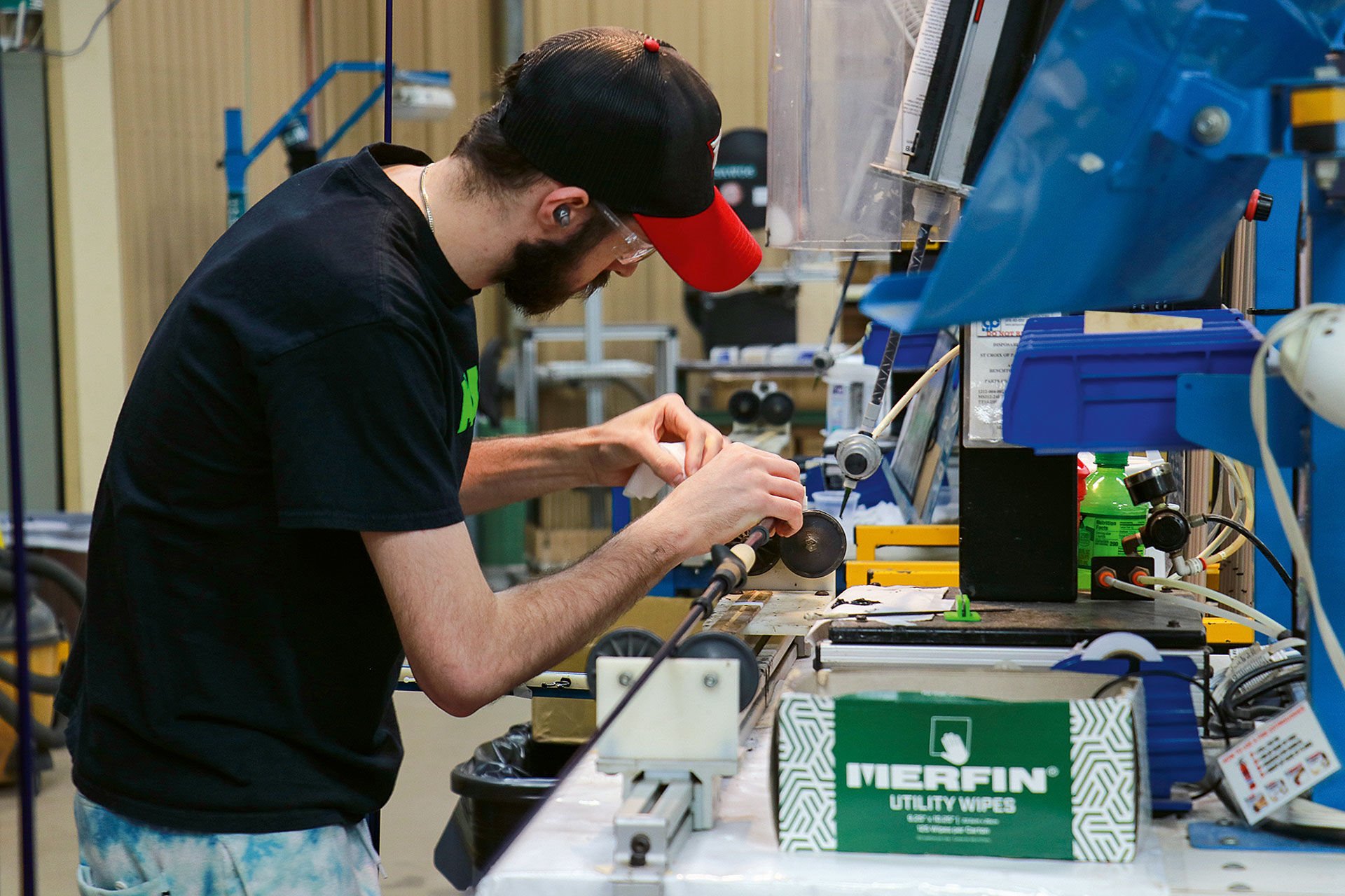  Zu Besuch in der Fabrik von St. Croix: Rutenbau bedeutet viel Handarbeit.  