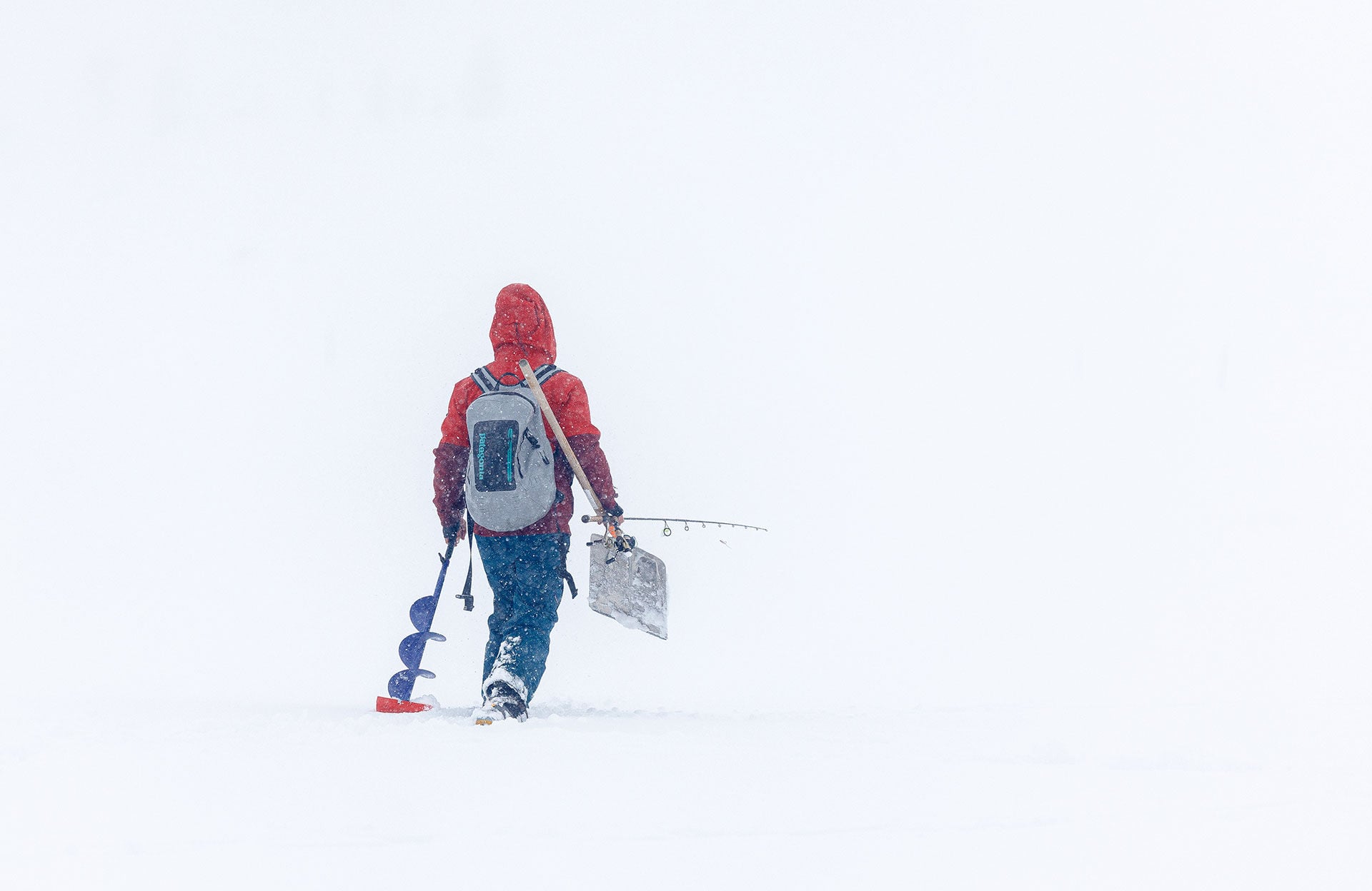  Man geht nicht eben mal schnell Eisfischen, sondern sollte sich gerade in punkto Material gut auf den bevorstehenden Ausflug vorbereiten. © André Suter  