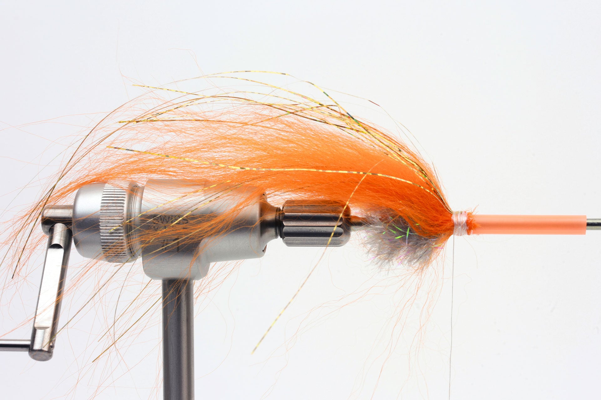  3. Einen zweiten Büschel Streamer Hair einbinden, ergänzt mit holografischem Glitzer.  